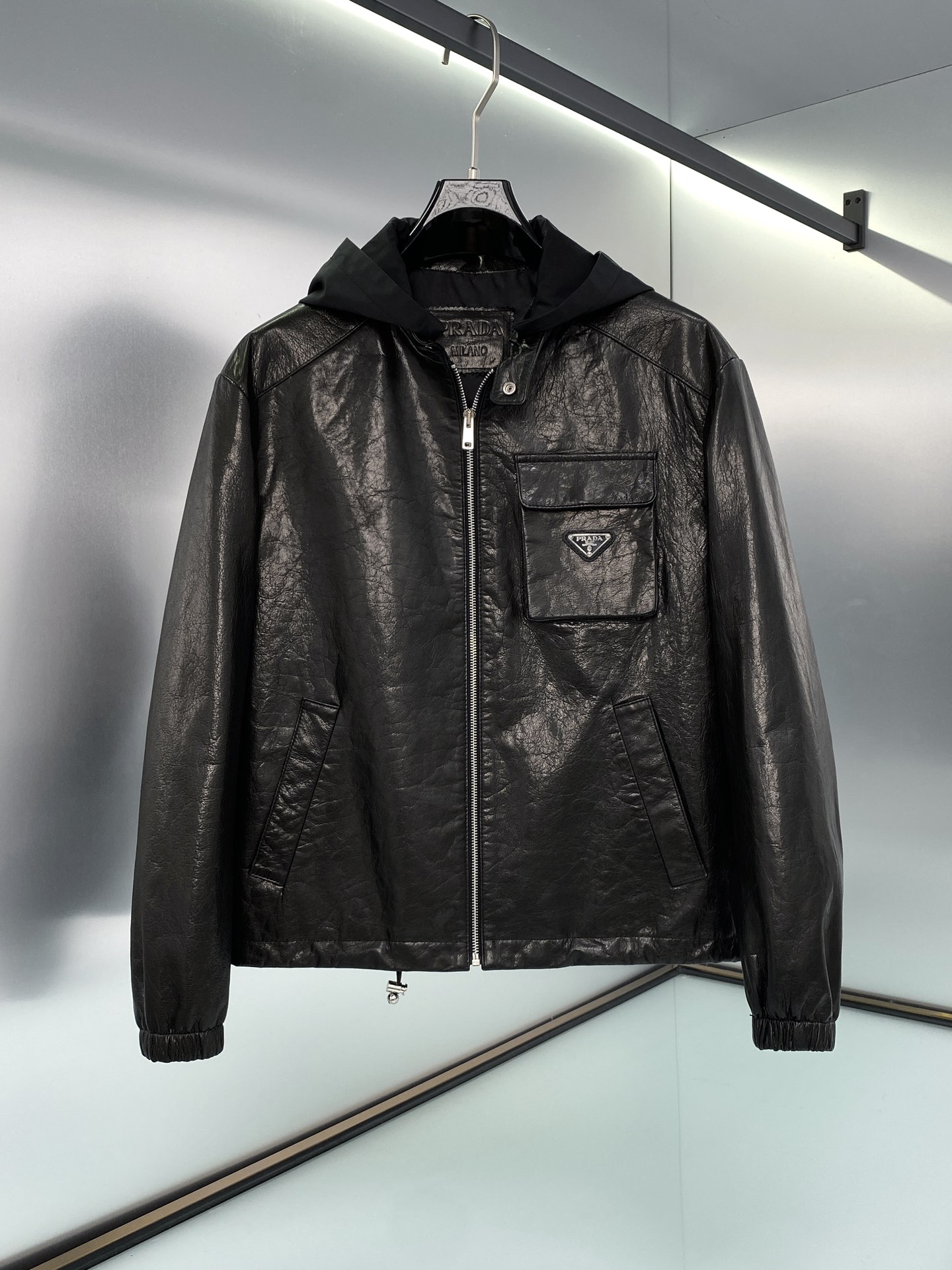 NO:701576,PRADA's autumn and winter hooded series breaks the representation of image flow and uses three-dimensional visual narrative to present the art of clothing from 'multiple perspectives'!  This men's leather jacket has a neat silhouette, slim fit, and a good fit. The fabric used is sheepskin waxed Hepburn imported from New Zealand. It feels thick and flexible, and is given the volume and craftsmanship of advanced customization. The chest pocket is designed with the counter's logo. It is original molded, simple and futuristic. Re-examine it with a serious attitude, return to the original intention and start again!  Size 48-56,,prada,leather jacket,sheepskin,hats,Top Customize119860909PRADA 秋冬连帽系列,打破图像流之表征以立体视觉叙述,呈现“多重视角”下的服装艺术！ 这款男装皮衣单品廓形利落,修身,合体.在面料的运用上是新西兰进口羊皮油蜡赫本,手感厚重柔韧,被赋予了高级定制的量感和工艺.胸前口袋设计专柜logo标识,原版开模,又简约又具有未来感,用严肃的态度重新审视,回归初心再次出发！码数48-56,,prada,leather jacket,sheepskin,hats,Top Customize1,Men's clothing