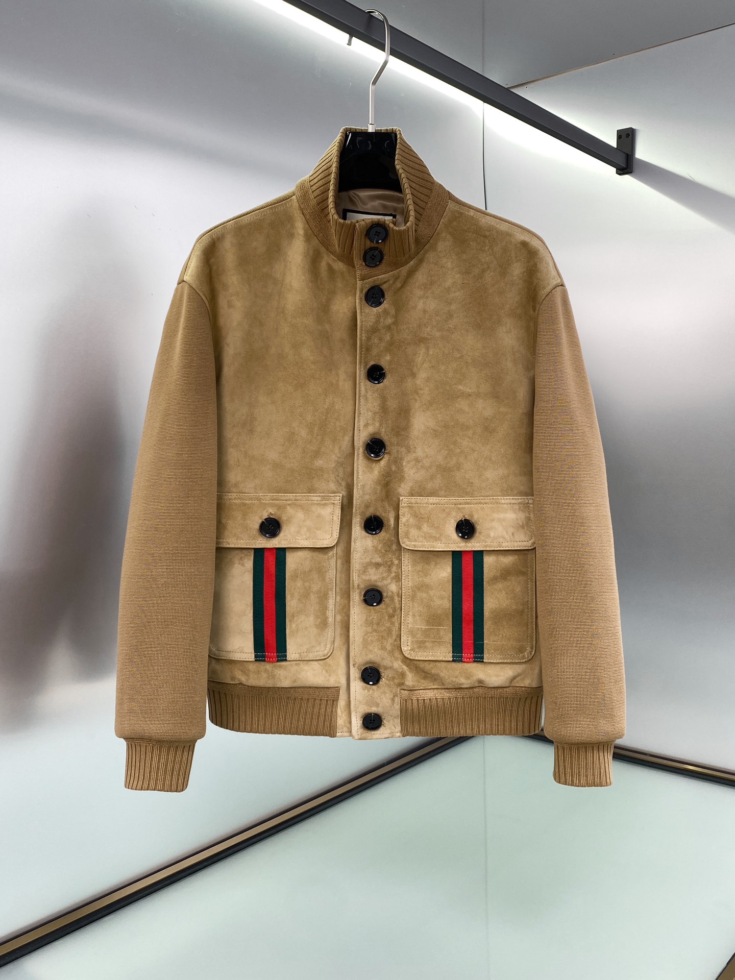 NO:701575,Gucci, men's autumn and winter solid color lapel spliced ​​genuine leather jacket, priced at 38,800!  Open mold to customize hardware accessories, all three standards, single-breasted design. The fabric has a soft and waxy deerskin texture. The outer layer has a deerskin texture. The upper body is very high-end and handsome, simple and neat. Sizes 48-56,,gucci,leather jacket,Top Customize119860909Gucci,男士秋冬纯色翻领拼接真皮皮衣,柜售价三万八！开模定制五金辅料,三标齐、 单排扣设计 面料软糯鹿皮绒质感 外层鹿皮绒质感 上身非常高级帅气,简单利落立整 尺码48-56,,gucci,leather jacket,Top Customize1,Men's clothing