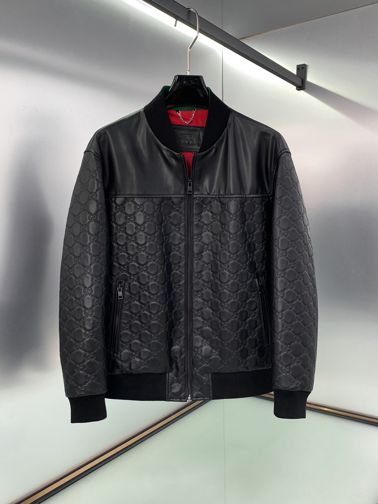 NO:675848,Ready for sale!  Gucci baseball style leather jacket, classic and timeless, high-quality sheep leather, clearly embossed logo, collar thread in classic red, green and black colors, plus red lining, very spirited!  Customer supplied hardware washable label Material Sheepskin Size 48-56 Style number 2015024,,gucci,leather jacket,sheepskin,Top Customize119860909现货发售！Gucci棒球款皮衣,经典不过时 优质绵羊皮,清晰压印logo,领子螺纹红绿黑经典配色,加上红色里布,特别精神！客供五金水洗标 材质绵羊皮 尺码48-56 款号2015024,,gucci,leather jacket,sheepskin,Top Customize1,Men's clothing