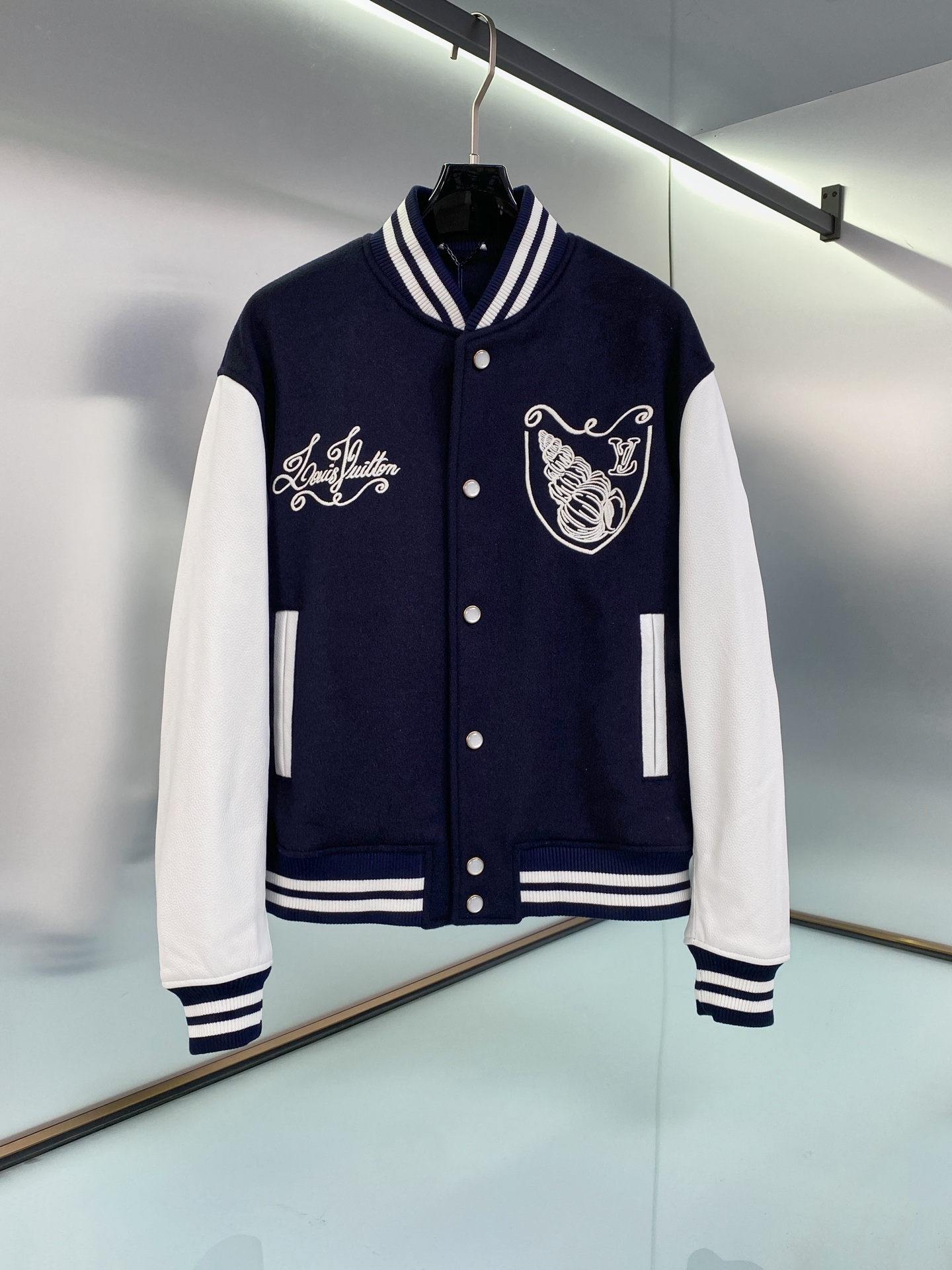 NO:701609,LV FW Sheepskin Baseball Tunic Jacket has a sheepskin body connected with sheep wool sleeves and a snap-button front. The fun pattern puts the LV logo in the country of music. The stripes on the ribbed folded collar and hem echo the horizontal leather structure of the sleeves, and the contrasting trim adds a bold element. Sizes 46-56,, louis vuitton, jackets & coats, sweaters, sheepskin, Top Customize119860909LV FW 羊皮棒球束腰夹克 以羊皮革衣身衔接绵羊毛衣袖,搭配按扣前襟.妙趣图案令 LV 标识置身音乐国度,罗纹折叠衣领和下摆的条纹呼应衣袖的横向皮革结构,撞色镶边再添果敢元素.尺码46-56,,louis vuitton,jackets & coats,sweaters,sheepskin,Top Customize1,Men's clothing