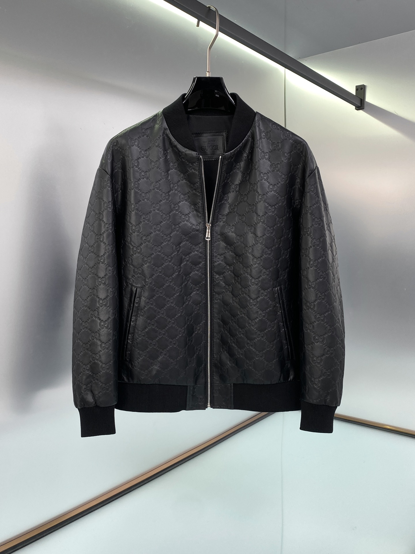 NO:675882,Gucci Gucci’s latest recommendation!  Gujia carefully makes business casual sheepskin jackets!  Using exclusive custom embossing process!  Embossed and embossed premium quality limited edition!  Definitely worth collecting!  The style is suitable for both light and business people, and it feels very comfortable. It is a super versatile and good-looking model, not a common version in the market. Feel free to compare and the quality is absolutely guaranteed. The brand has always been famous for its high-end, luxury and sexy. Gucci is now the largest fashion group in Italy. Although such luxury goods always scare away many people, it leaves a good impression in people's hearts. Gucci's brand logo is overall harmonious and harmonious.  A series of distinctive and contemporary romantic clothing and accessories are undoubtedly the result of his aesthetic; while the store presents Michele's creative concepts into dreamlike and exciting works. Size 48-56 Style No. 2017024,,gucci,gucci,gucci,jackets & coats,sheepskin,Top Customize119860909Gucci 古驰 最新重磅推荐！ 古家精心制作商务休闲羊皮夹克！采用专属定制压花工艺！压花凹凸优质限量发售！绝对值得收藏！ 版型适合人群广轻商务人士皆可、手感非常舒服 超级百搭好看的一款、非市场普通版本 随意对比 品质绝对保证 品牌一向以高档、豪华、性感而闻名于世,古驰现在是意大利最大的时装集团 虽然说这样的奢侈品总是会让很多人望而却步,却在人们心中留下了美好的印象.古驰的品牌标志整体并且和谐、 一系列极具特色以及当代浪漫主义的服饰及配饰无疑是其审美的成果；而门市则将米开理的创作理念呈现为如梦似幻、激动人心的作品.尺码48-56 款号2017024,,gucci,gucci,gucci,jackets & coats,sheepskin,Top Customize1,Men's clothing