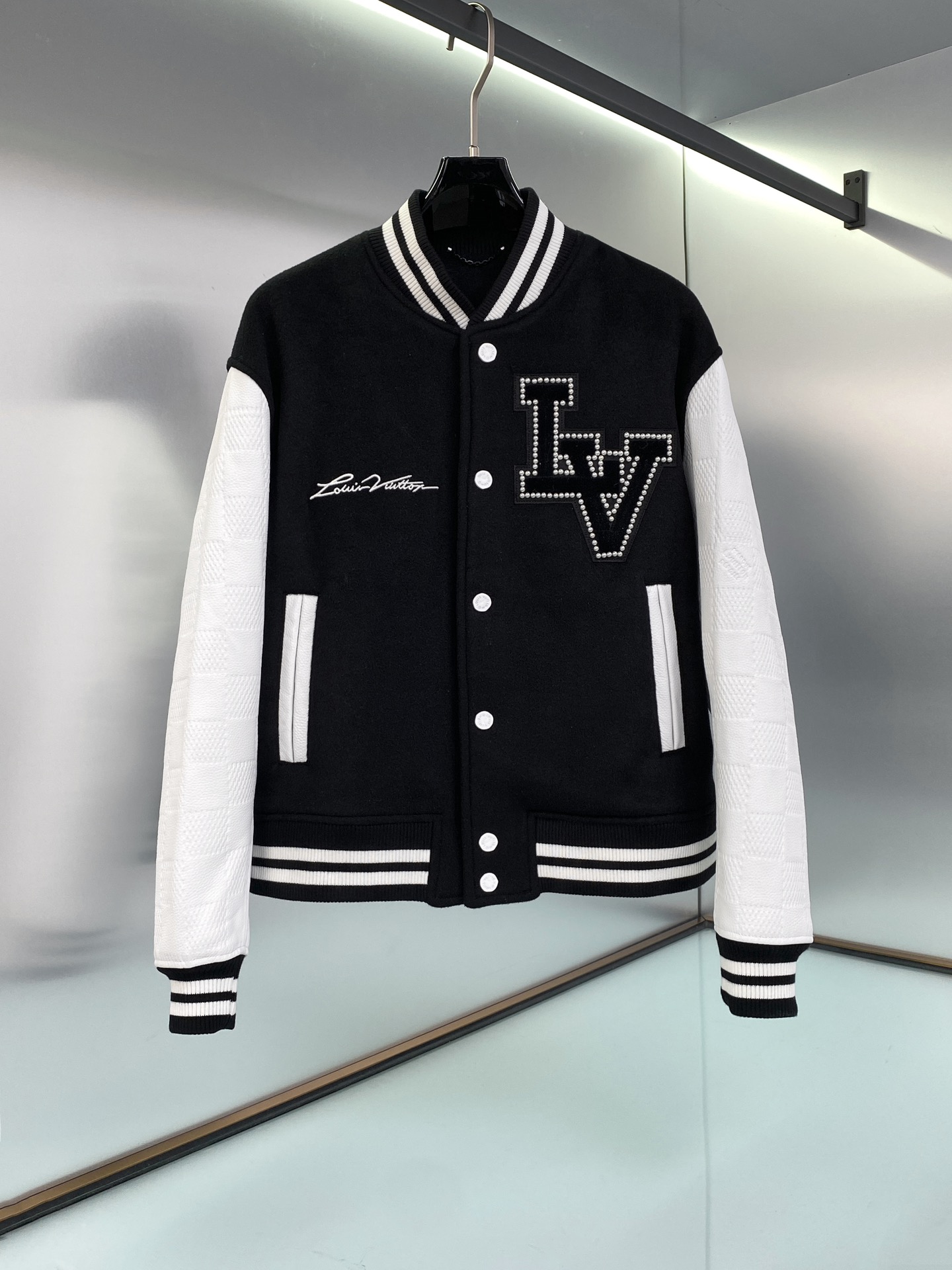 NO:701617,LV 24fw pearl embroidery baseball tunic jacket. This baseball tunic jacket has a velvet LV patch on the chest and embroidered beads, highlighting the dandy theme of the season. The grain leather sleeves are embossed with a Damier pattern, and the Marque L. Vuitton deposee embroidered logo is written on the back, upgrading the classic American sportswear with the brand's exquisite craftsmanship. Main fabrics: cow leather, sheep wool, sizes 46-56, Louis Vuitton, jackets &  coats,cowhide,Top Customize119860909LV 24fw珍珠刺绣 棒球束腰夹克 本款棒球束腰夹克为胸前丝绒LV 贴饰融入刺绣珠饰,点明当季丹迪主题.粒面皮革衣袖压印 Damier 图案,后部抒写 Marque L. Vuitton deposee 刺绣标识,以品牌精湛匠艺升级经典美式运动着装 主面料牛皮革 绵羊毛 尺码46-56,,louis vuitton,jackets & coats,cowhide,Top Customize1,Men's clothing