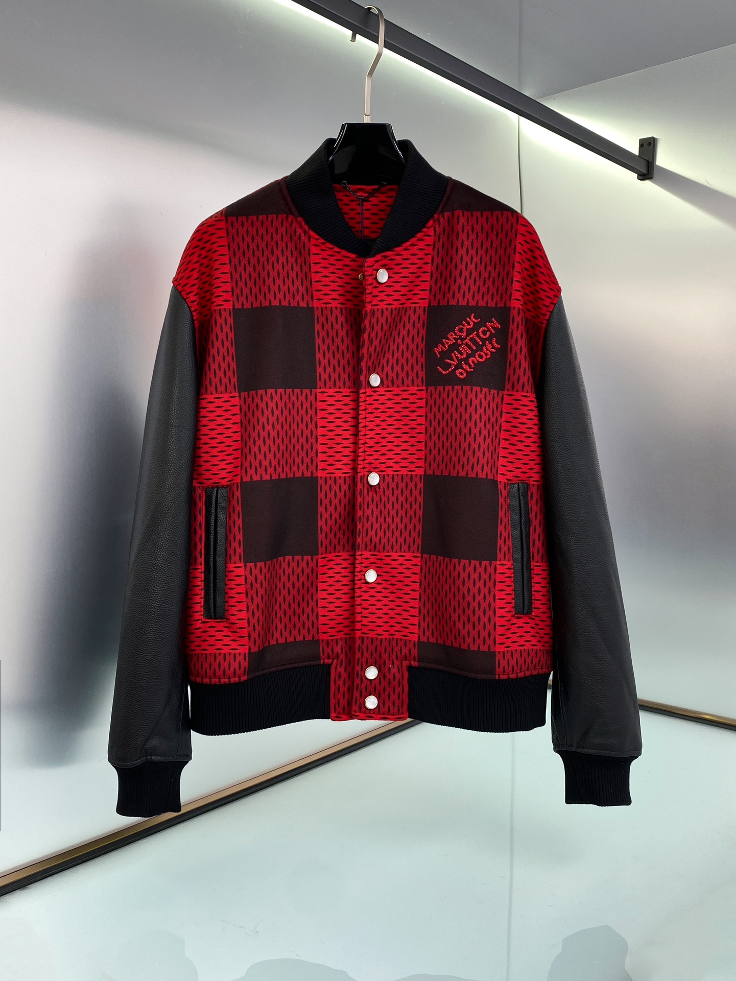 NO:701604,LV Men’s F/W24 Damier Buffalo ‘Checkerboard Men’s Jacket Maoni Baseball Jacket This baseball tunic jacket comes from the autumn and winter show. It is paved with Damier Buffalo plaid on sheep wool jacquard fabric, and reveals the upper style against the bright colors. Beaded embroidery Marque L.Vuitton deposee  Logo and pearlescent buttons convey dandy style, and grained leather sleeves add a trendy touch. Sizes 46-56,,louis vuitton,louis vuitton,louis vuitton,jackets & coats,jackets & coats,Top Customize119860909LV 驴家 Men’s F/W24 Damier Buffalo‘棋盘格 男士 外套 毛尼棒球服 本款棒球束腰夹克出自 秋冬秀场,于绵羊毛提花面料铺陈 Damier Buffalo 格纹,在鲜明色彩的映衬下流露西部风情.串珠刺绣 Marque L.Vuitton deposee 标识和珠光纽扣传递丹迪风尚,粒面皮革衣袖再添潮流气息.尺码46-56,,louis vuitton,louis vuitton,louis vuitton,jackets & coats,jackets & coats,Top Customize1,Men's clothing