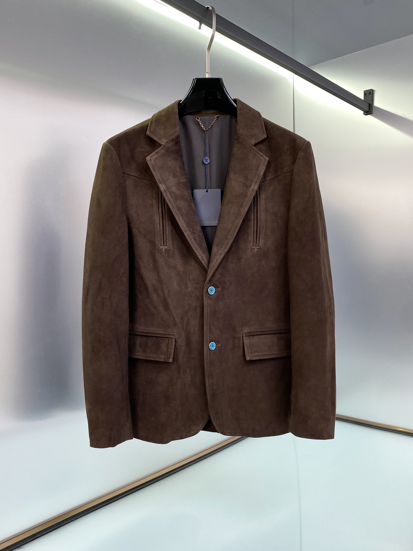 NO:814072,LV show caramel suede turquoise suit. The classic power element is reinterpreted in a lightweight way. '—Nicolas Ghesquiere' Looking at the entire show, Louis Vuiton's travel spirit always runs through it. While it is closely related to functionality, Nicolas  Ghesquiere also showed us how to conceive the extraordinary under the theme of pragmatism. No single item is boring, this is a wonderful and extraordinary fashion journey. Size 48-56 Style No. 524 High version in stock,, louis vuitton, louis vuitton, business suit, chamois leather, Top Customize119860909LV 秀款焦糖色麂皮绿松石西装 经典的力量感元素,以轻便的方式重新被演绎.“—Nicolas Ghesquiere” 观整场秀,Louis Vuiton的旅行精神始终贯穿其中,在与功能性强关联的同时,Nicolas Ghesquiere也向我们展示了如何在实用主义的母题下构想非凡.没有一件单品是平淡无趣的,这就是一场美妙非凡的时尚旅行.尺码48-56 款号524 高版本现货,,louis vuitton,louis vuitton,business suit,chamois leather,Top Customize1,Men's clothing