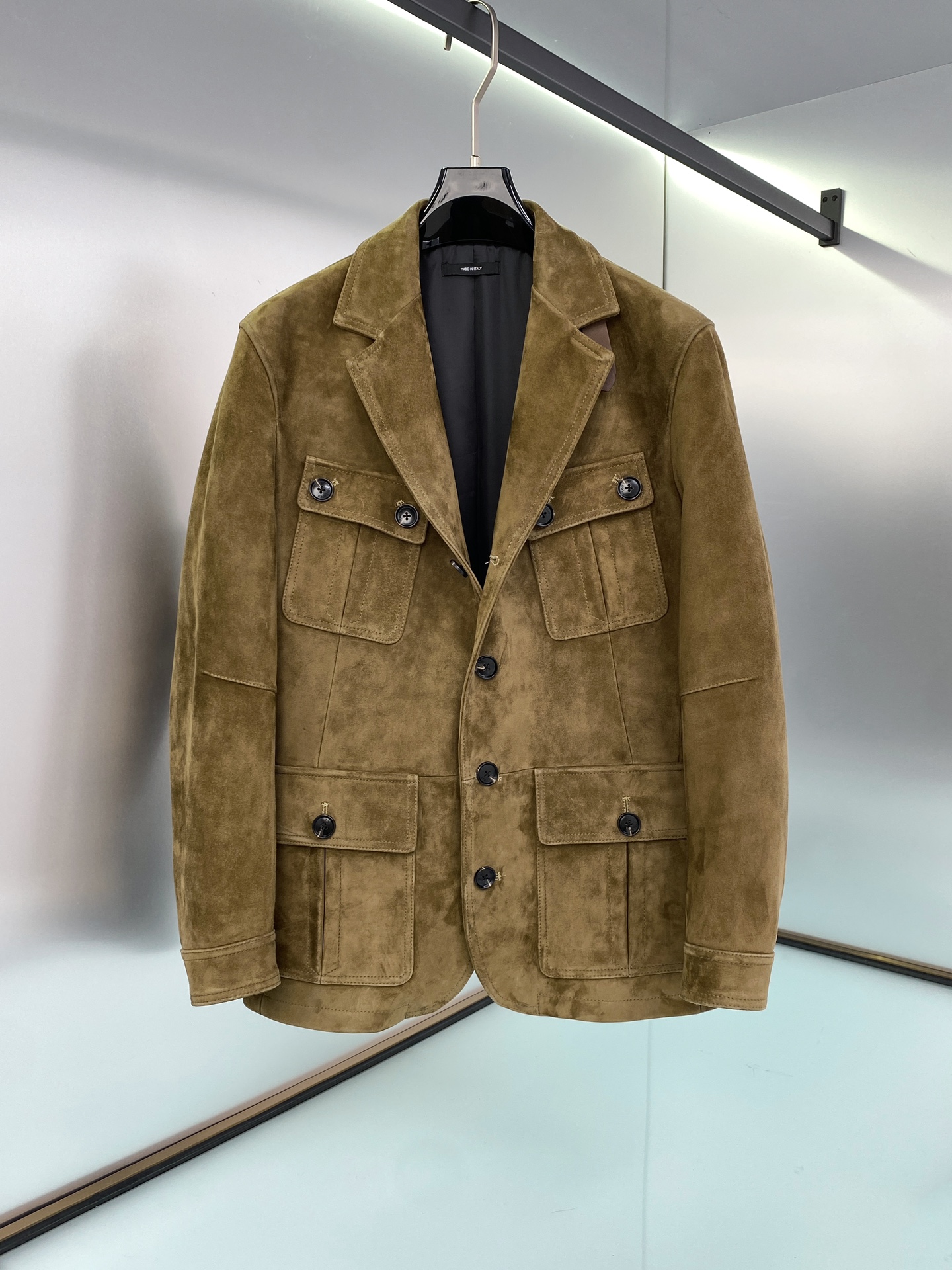 NO:697838,Highly recommended TF25 autumn and winter new product designer Tom Ford in 2005  He launched his own brand of the same name for the first time in 2011, and re-examined the relationship between retro and modernity with his skillful design techniques and unique aesthetic language. This top jacket outlines a strict silhouette with neat strokes and is made of mixed-breed sheep imported from Italy. There are many suede goats on the market. Please be sure to compare the softness and make sure you get the best price. It has a retro atmosphere; the minimalist jacket adds visual highlights and is full of coolness. The original hardware is supplied by customers. The code number is 48-56,, tom ford, tom.  ford,jackets & coats,Top Customize119860909重磅推荐TF25秋冬新品设计师 Tom Ford 于 2005 年首次推出了自己的同名品牌,并凭借他娴熟的设计手法和独到美学语言重新论述复古与现代的关系.这款上衣夹克以利落笔触勾勒严谨廓形,由意大利进口混种羊,面皮材质打造,市面上很多绒面山羊,请一定要对比手感柔软度,确保一份价钱一份货,颇具复古气息；极简夹克增添视觉亮点,酷感十足,原版五金客供,码数48-56,,tom ford,tom ford,jackets & coats,Top Customize1,Men's clothing