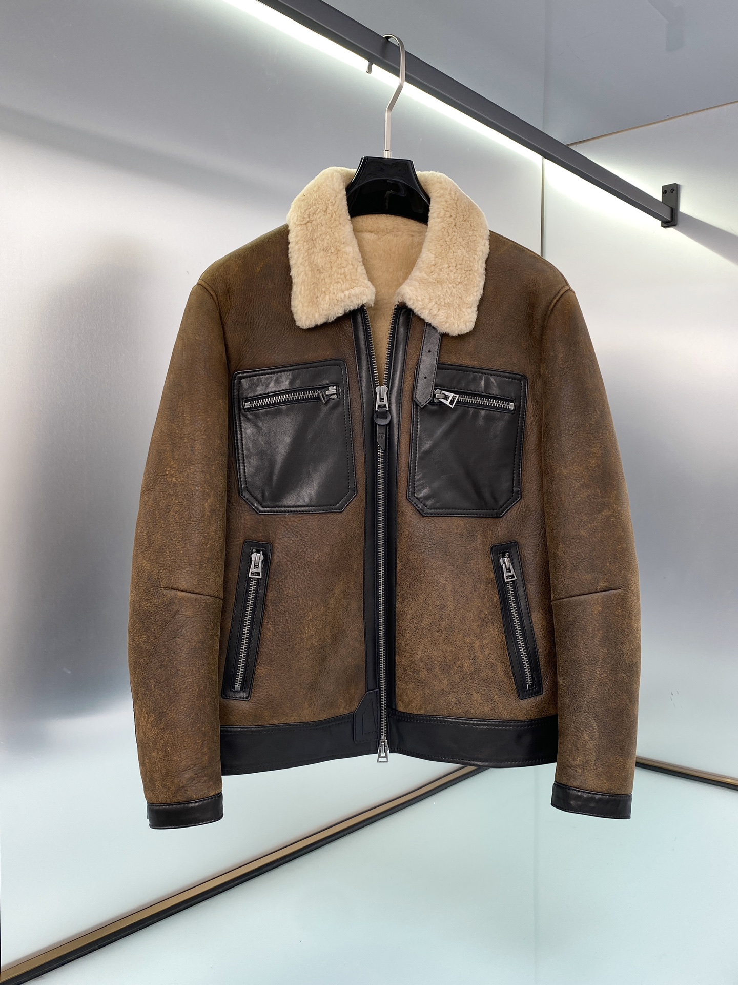 NO:675149,Ready for sale!  TOM FORD official website latest fur one-piece, Turkish imported fur one-piece, not domestically produced, the leather is super thick, soft to the touch, retro distressed green, showing full old money style YB three-standard hardware slider, size 48-56,,tom ford,Top Customize119860909现货发售！TOM FORD 年官网最新皮毛一体 土耳其进口皮毛一体不做国产货 皮料超级厚实 手感柔软 复古做旧绿色 彰显满满的老钱风 YB 五金拉头三标 尺码48-56,,tom ford,Top Customize1,Men's clothing