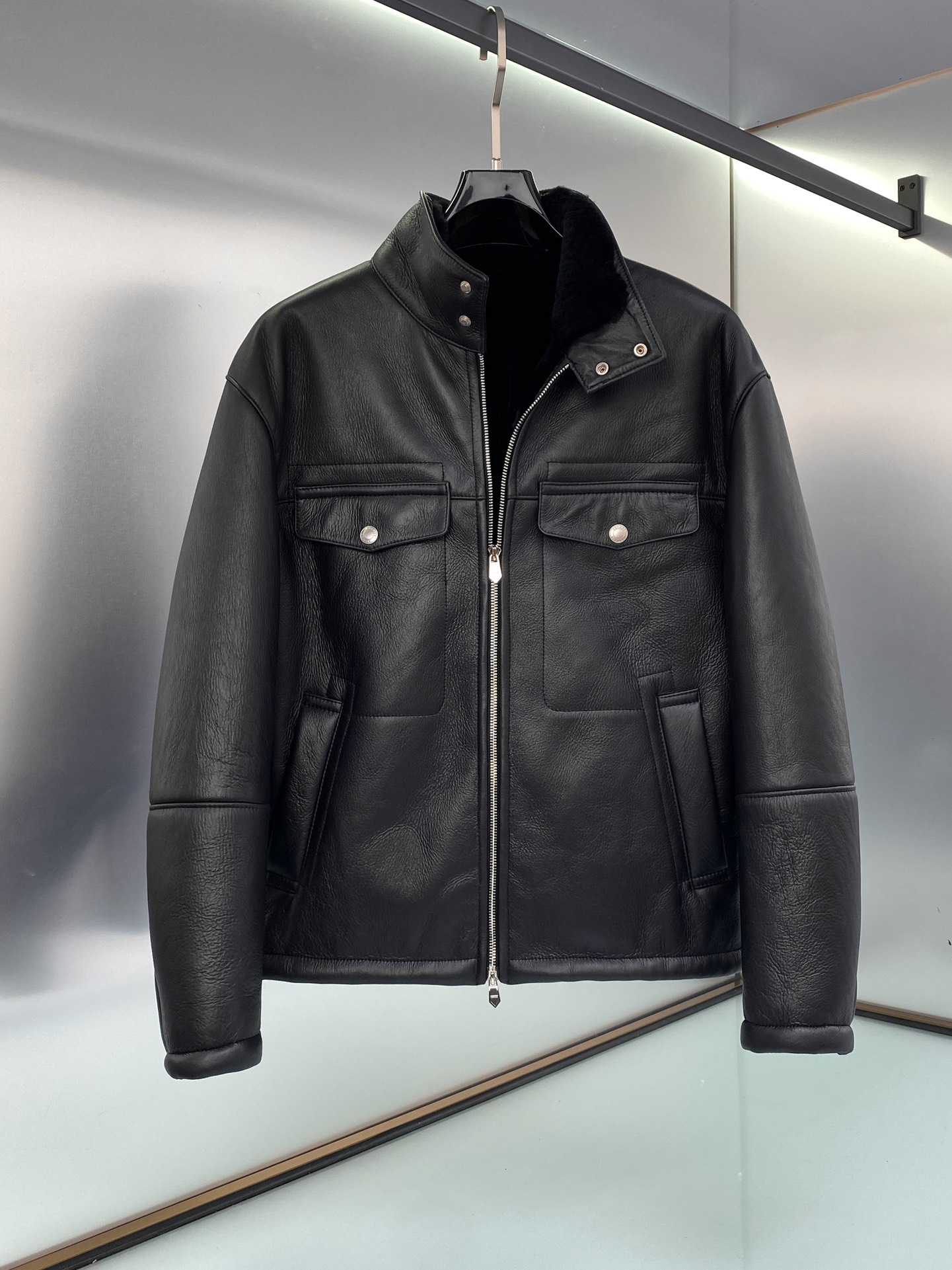 NO:675181,Hermès new fur-in-one; original ecological leather body fabric; imported fur-in-one!  Made of imported original ecological leather!  The quality of the leather is quite high. You can study it when you receive it. The whole piece is worthy of appreciation in all aspects of fabric, leather, wiring and craftsmanship. It has a low-key and emphasized attitude. This fur exudes the charming charm of retro. The novel and soft subtle color difference pattern presents a unique feature. Hem, imported thread decoration on hood collar, size 48-56, hermes, hats, Top Customize19860909爱马仕 新品皮毛一体；原生态皮面衣身面料；进口皮毛一体！采用进口原生态皮料！皮料品质相当高级 收到货可以研究一下,整件从面料、皮质、走线 工艺方方面面都可以值得品味 低调有强调的态度出来了. 这款皮毛一体流露复古的迷人魅力.新颖而柔和的微妙色差图案呈现别具一格的特色.下摆 帽领进口螺纹装饰 尺码48-56,,hermes,hats,Top Customize1,Men's clothing