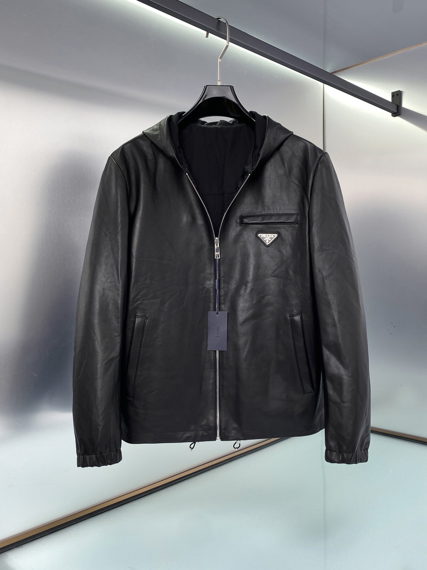 NO:688659,(Get it on the same day, return it until after the year!) PRADA's latest top-notch double-sided leather jacket P Home released the 2025 spring and summer series on July 14, breaking the representation of image flow and using three-dimensional visual narrative to present the art of clothing under 'multiple perspectives'!  This men's leather jacket has a neat silhouette, slim fit, and a good fit. The fabric used is sheepskin imported from New Zealand, which feels thick and flexible, and is endowed with the volume and craftsmanship of advanced customization. It is outlined in simple black, which is simple and futuristic. Re-examine it with a serious attitude, return to the original intention and start again!  Size 48-58,,prada,leather jacket,sheepskin,Top Customize119860909（现货当天拿,退换到年后！） PRADA 最新顶级双面穿皮衣 P家于7月14日发布2025春夏系列,打破图像流之表征以立体视觉叙述,呈现“多重视角”下的服装艺术！该款男装皮衣单品廓形利落,修身,合体.在面料的运用上是新西兰进口绵羊皮,手感厚重柔韧,被赋予了高级定制的量感和工艺.用简单黑色勾勒,又简约又具有未来感,用严肃的态度重新审视,回归初心再次出发！尺码48-58,,prada,leather jacket,sheepskin,Top Customize1,Men's clothing