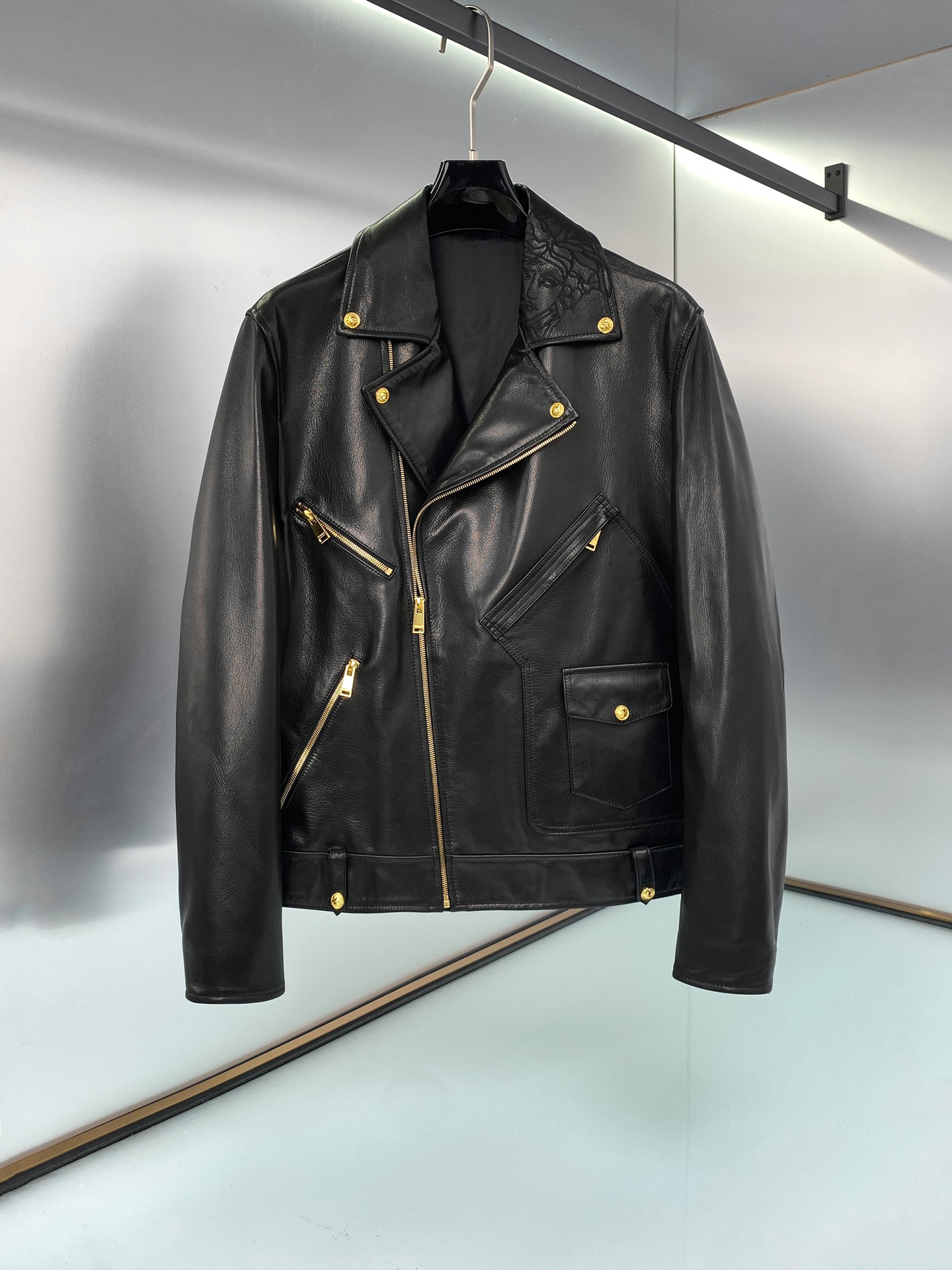 ¡Disponible en stock! Chaqueta de cuero de moda para hombre de la edición limitada VERSACE VER, producto de canal comer…