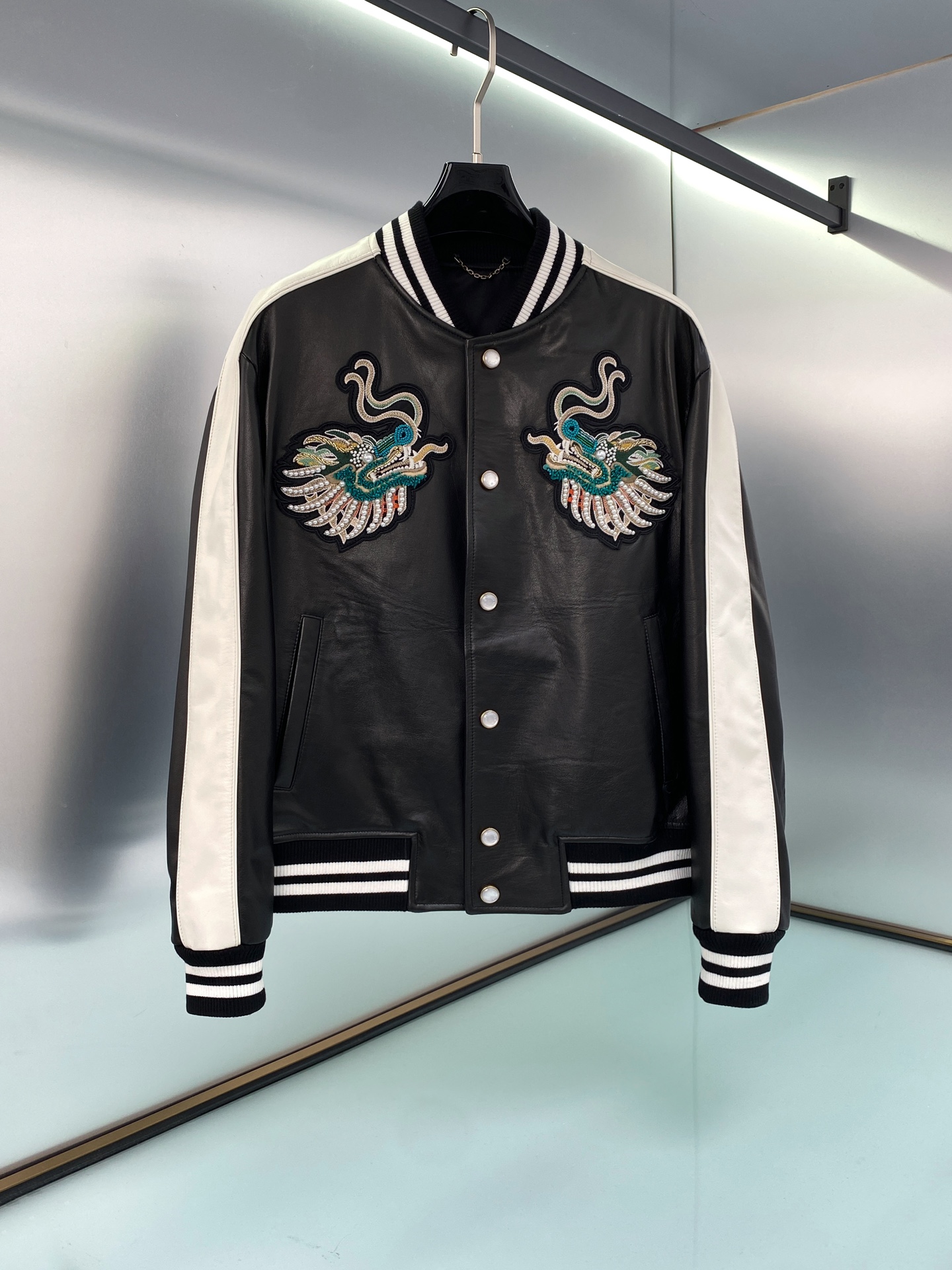 NO:701586,LV Fei Dong's leather jacket of the same style as the baseball uniform in China is made of original cowhide splicing technology and heavy embroidery and beading technology. The whole piece of clothing is super heavy-duty!  The replica hardware restores the original model and the upper body effect is excellent!  For small batch shipments, it will take 20 days for the next batch of orders to be returned -!  Size 48-56,,louis vuitton,leather jacket,cowhide,Top Customize119860909LV 菲董中国行上身同款棒球服皮衣 采用原版牛皮拼接工艺,重工刺绣串珠工艺 整件衣服超级重工！复刻五金还原版型 上身效果极佳！小批量出货下一批返单得20天-！尺码48-56,,louis vuitton,leather jacket,cowhide,Top Customize1,Men's clothing