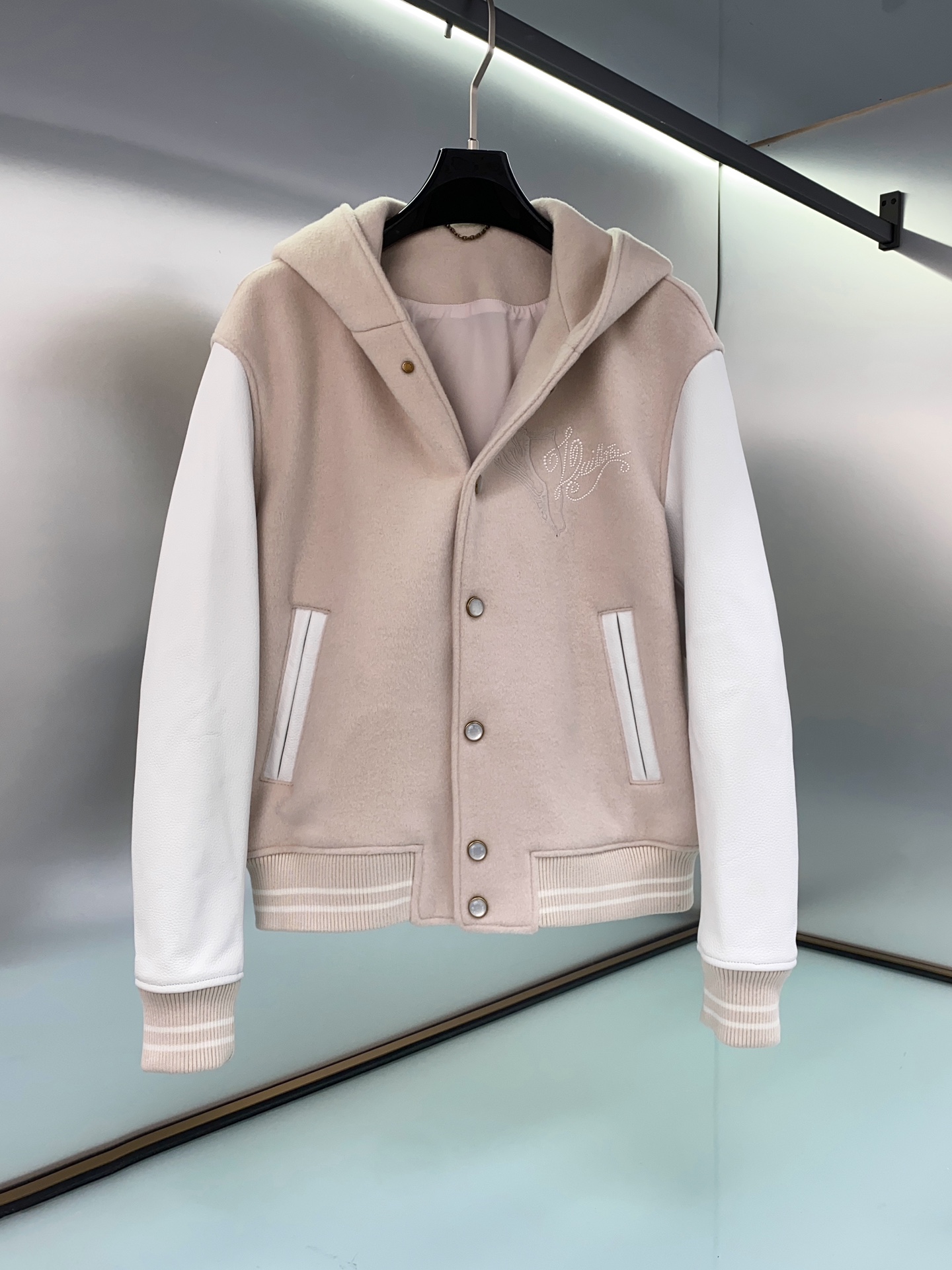 NO:701606,Exclusive top version!  LV Louis Vuitton SS catwalk style baseball uniform jacket is a must-have item for men and women who want light luxury commuting. The highest version is developed on the Internet. Whether the whole dress looks good or not depends on the position. It is top-notch and the details can stand the test. A full set of accessories are customized, and the letters are clear and perfectly restored without any difference. High-end atmosphere and full of class!  The entire dress is exclusively customized with heavy craftsmanship. The towel patch embroidery is perfectly combined with craft embroidery and precise stitching!  Absolute craftsmanship quality!  Size 46-56,,louis vuitton,louis vuitton,jackets & coats,jackets & coats,Top Customize119860909独家顶级版本！LV 路易威登ss走秀款棒球服外套夹克 男女轻奢主义通勤必备单品.开发全网最高版本 整件衣服好不好看就要看这位置 顶级做 细节经得起考验 .定制全套辅料,字母清晰完美还原无差别.高端大气 档次十足！ 整件衣服全部为重工艺独家定制 毛巾贴布绣 与工艺刺绣完美结合 精准下针！绝对的重工艺品质！尺码46-56,,louis vuitton,louis vuitton,jackets & coats,jackets & coats,Top Customize1,Men's clothing