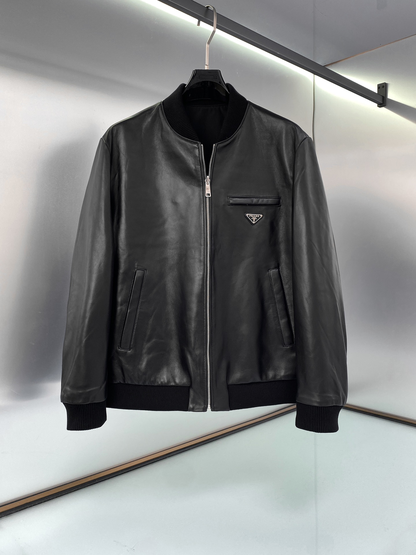 NO:688656,(Get it on the same day, return it until after the year!) PRADA Prada autumn and winter men's luxury sheepskin double-sided baseball jacket, a well-known French brand, foreign trade channel goods, high-end limited edition products, 2025 autumn and winter new products, restrained and calm basic design style continuation elements, can be used on both sides. Versatile black and classic fashionable baseball jacket, ribbed cuffs, chest horizontal pocket decoration, classic brand logo metal triangle mark, same color hardware  An extremely outstanding stand-up collar leather jacket that is suitable for both business and leisure. The overall details are of high quality. All accessories are supplied by customers. Sheepskin imported from Australia has a delicate and natural luster. The comfort and softness are top-notch. Every detail shows the craftsmanship and is impeccable. The upper body is incomparably handsome and the style is full. The leather jacket is a highly photographed item in autumn and winter. Good styles are really hard to come by. Black  Size 48-58 (order according to tabloid height and weight),,prada,prada,jackets & coats,jackets & coats,leather jacket,sheepskin,Top Customize119860909（现货当天拿,退换到年后！）PRADA 普拉达秋冬男士奢华绵羊皮双面穿棒球服夹克外套,法国知名品牌 洋行贸易渠道货,高端限量版臻品,2025秋冬新品,内敛沉稳的基础款设计风格延续的元素,两面都可使用 百搭的黑色与经典时髦的棒球夹克 罗纹袖口 胸前横口袋装饰 经典品牌logo金属三角标 同色五金 极为出色,商务与休闲兼修的立领皮夹克,整体细节品质感超强,辅料全系客供,澳洲进口绵羊皮 皮面光泽细腻自然,舒适度和柔软的都堪称顶级水准,每一处细节都彰显匠心工艺,无可挑剔,版型上身无敌帅气,型款十足,皮衣属于秋冬出镜率极高的单品,好的款式真的是可遇不可求.黑色 尺码48-58（偏小报身高体重下单）,,prada,prada,jackets & coats,jackets & coats,leather jacket,sheepskin,Top Customize1,Men's clothing