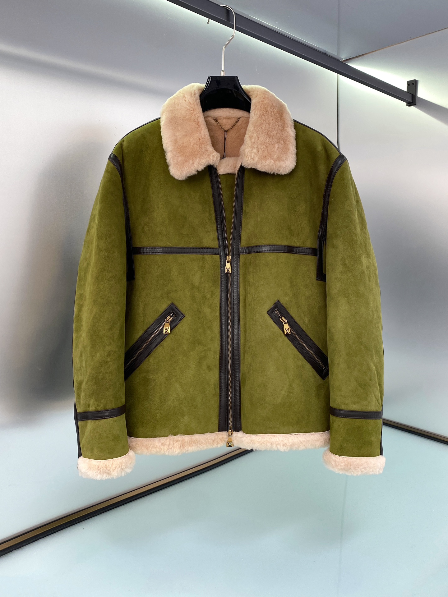 NO:675146,Ready for sale!  Designed by LV Fei Dong, this Bombardier jacket is made of soft shearling leather and features the LV Lovers logo from the spring and summer show on the back. The warm wool lining and collar create a classic menswear silhouette, while the marbled suede outer layer presents a fine texture. The contrasting leather straps add a neat touch. Standard fit with studs on the back featuring the LV Lovers logo.  Size 48-56,,louis vuitton,versace,jackets & coats,jackets & coats,chamois leather,Top Customize119860909现货发售！LV 菲董操刀设计墨绿色麂皮羊羔毛皮毛一体外套夹克 本款 Bombardier 夹克取材舒软羊毛皮革,令后部饰钉描绘 春夏秀场的LV Lovers 标识.柔暖绵羊毛内衬和衣领塑造经典男装廓形,大理石纹绒面外层呈现细腻肌理.撞色皮革饰带再添利落笔触. 标准版型 后部LV Lovers 标识点缀饰钉 尺码48-56,,louis vuitton,versace,jackets & coats,jackets & coats,chamois leather,Top Customize1,Men's clothing