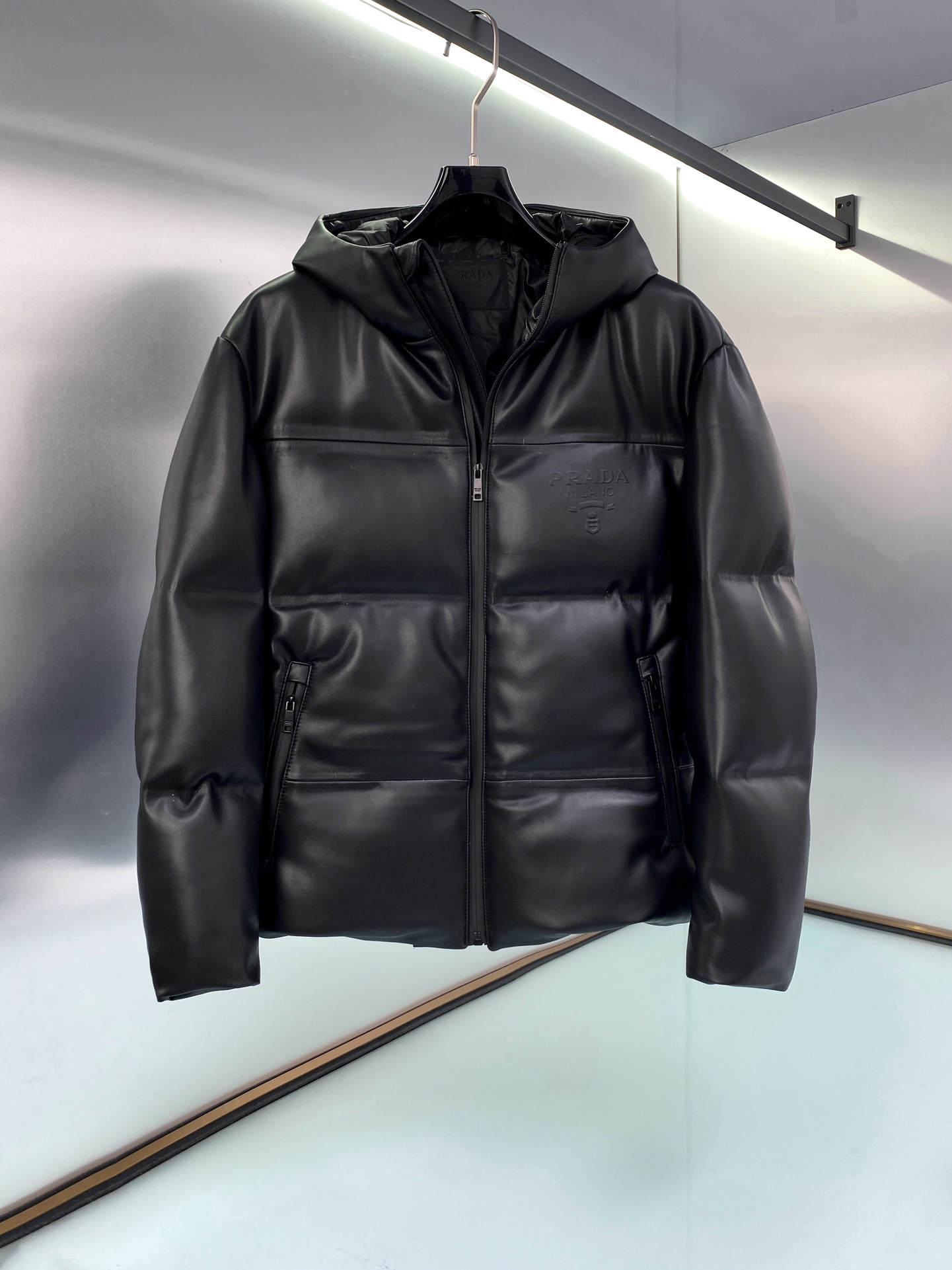 NO:701568,PRADA's top-quality seamless rubberized hooded genuine leather down!  Imported Italian sheepskin!  Super strong outdoor hooded down leather jacket for the 24th New Year!  A must for regular customers!  The final product of the year is the leather down jacket. It is a high-quality product. From craftsmanship to material, workmanship and style, it is one of the best. It is a top-notch outdoor leather jacket and a favorite of mature men!  !  The regular hooded version is looser and slightly slimmer, and the upper body effect is more prominent!  The dropped shoulder design has loose shoulders and is more suitable for people to wear!  Outer layer selection: Imported sheepskin material, oil-wax style leather surface, ultra-thin coating process, different from smooth sheepskin material, the leather is more durable, windproof, waterproof and cold-resistant!  Perfect for outdoor weather in the city!  The placket adopts laminated waterproof zippers, and the front panel and pockets are equipped with vertical laminated waterproof zippers to ensure waterproofing and windproofing to the end!  The inside is filled with 90% white goose down material, divided into compartments, each compartment is just right, fluffy and full!  Hooded genuine leather down jacket, the hood is not removable, and the overall workmanship is extremely complex and heavy. Even the hood is made of sheepskin, and the PA brand logo is embossed on the chest with a steel mold. The details are perfect!  Sizes 48–56,,prada,jackets & coats,down jacket,sheepskin,hats,Top Customize119860909PRADA 极品无缝压胶 爆款连帽真皮羽绒！进口意大利绵羊皮！24跨年超强户外连帽羽绒皮夹克！老客必入！年度皮羽绒夹克收官之作,臻品强货,不论是从工艺到材质,做工到版型都,都堪称百里挑一,鼎级户外型皮装,成熟男士的心水好物！！ 常规的连帽版型,款式更加宽松略显修身,上身效果更为凸出！落肩的设计,肩部松量,更适宜人群穿着！ 外层甄选 进口绵羊皮材质,油蜡风格的皮面,超薄涂层工艺处理,区别光面的羊皮材质,皮质更为耐穿耐用,防风防水又抗寒！即使身处都市户外天气也能完美应对！ 门襟采用压胶防水拉链,前片和口袋,均配备竖压胶防水拉链,将防水防风进行到底！内里填充90白鹅绒材质,分格填充,每一格都恰到好处,蓬松而饱满！ 连帽真皮羽绒服,连帽不可拆卸,且整体的做工极其复杂重工,就连帽子都复合绵羊皮,胸口钢模压印PA品牌logo徽标,细节完美！ 尺码48–56,,prada,jackets & coats,down jacket,sheepskin,hats,Top Customize1,Men's clothing