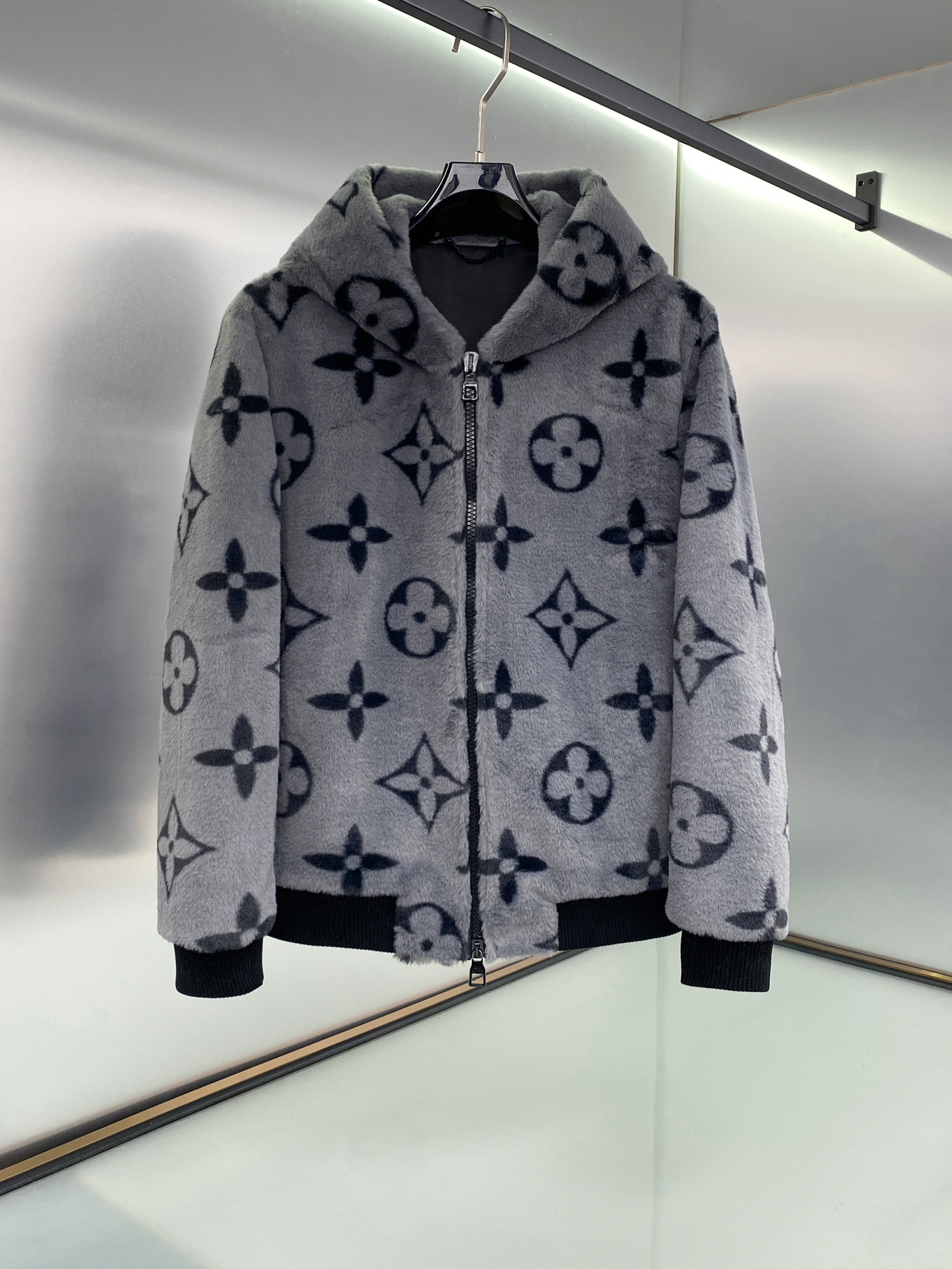 NO:697846,LV official website sells W presbyopia imitation mink jacket with white logo embedded and buckle flower craft. The craftsmanship is very complicated. The quantity is not large. If you miss it this year, you may miss it forever. Same style for men and women. Size 48-56, louis vuitton, jackets & coats, Top Customize119860909LV 官网售W老花仿水貂外套 嵌入白色logo,扣花工艺,工艺非常复杂 数量不多 今年错过了可能就永远错过了.男女同款 码数48-56,,louis vuitton,jackets & coats,Top Customize1,Men's clothing