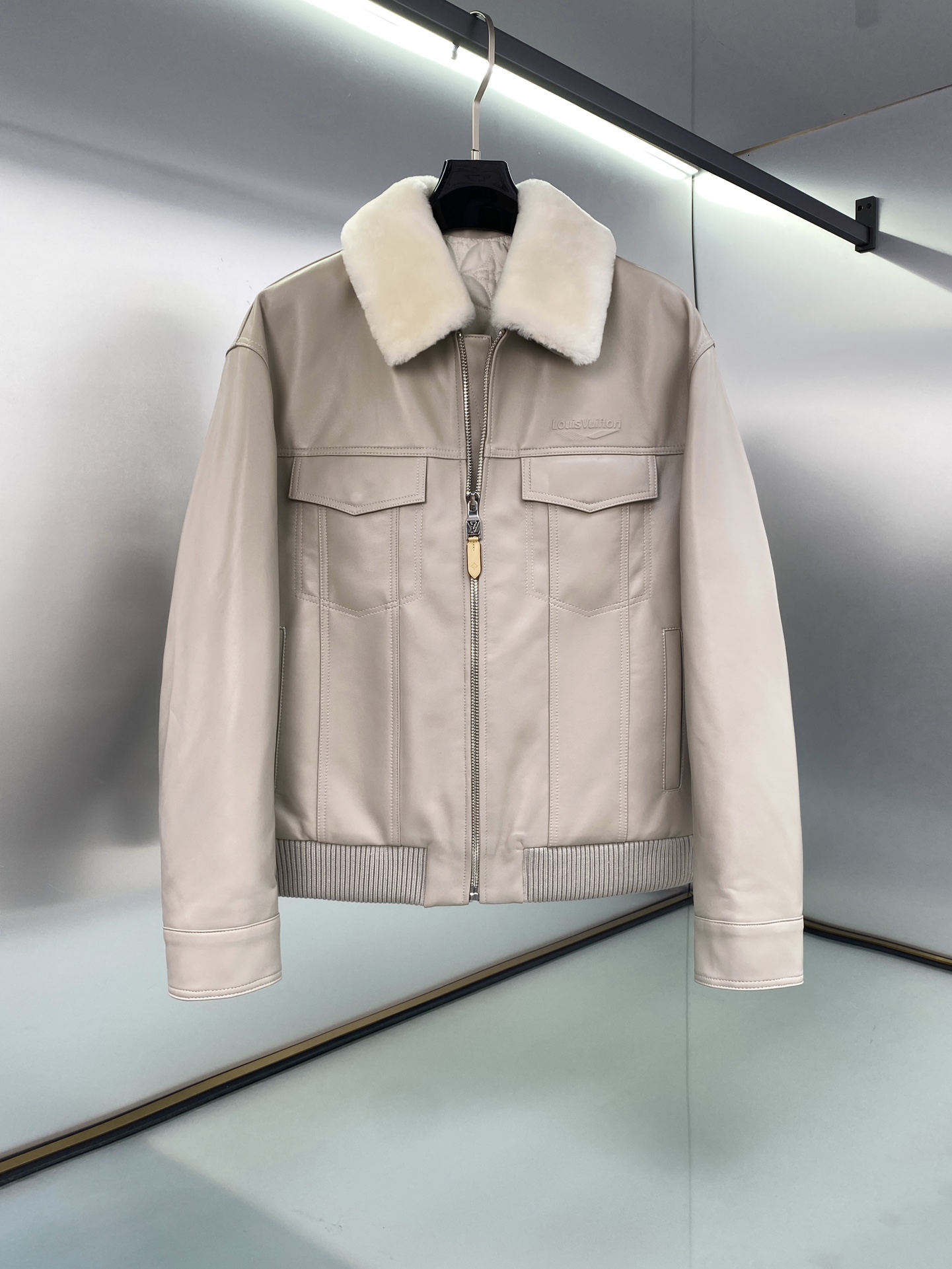 NO:771756,LV/Louis FW24 new Ski series wool lapel zipper sheepskin jacket. It is made of customized sheepskin. The fabric customization took 1 month. It has a detachable fur collar and a leather logo logo on the back collar. It can be matched with bottoms of the same season to create a fashionable look and control various occasions. Customized accessories. Complete with three standards. Same style for men and women!  Size 48-56,,louis vuitton,louis vuitton,jackets & coats,jackets & coats,sheepskin,Top Customize119860909LV/路易 FW24新款 Ski滑雪系列羊毛翻领拉链羊皮夹克外套 采用定制羊皮 面料定制耗时1个月之久,可拆卸毛领,后领徽标皮标点缀,能与同季下装搭配营造时尚造型,驾驭各种场合,定制辅料,三标齐全,男女同款！ 尺码48-56,,louis vuitton,louis vuitton,jackets & coats,jackets & coats,sheepskin,Top Customize1,Men's clothing