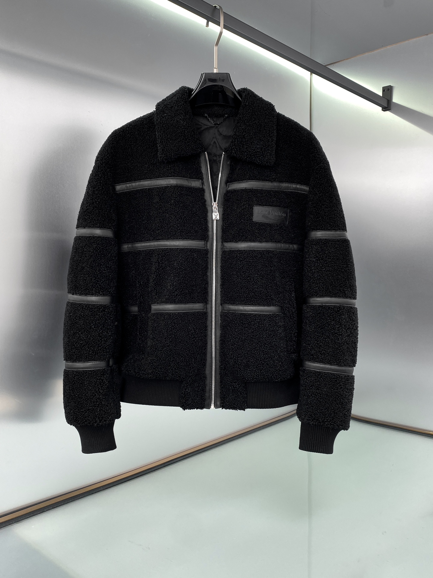 NO:697848,Offering a knowing allusion to puffer jacket style, this luxurious top from LV is perfect for chic ski resort outings. Crafted from soft curly black shearling, punctuated by smooth elastic bands, it creates a dramatic silhouette, while a 3D embossed leather Louis Vuitton patch embellishes the chest. 100% imported grained wool!  Original version, good upper body effect, high thermal insulation factor, size 48-56,,louis vuitton,louis vuitton,jackets & coats,Top Customize119860909LV 这款豪华的上衣提供了一个深知的河豚夹克风格的典故,非常适合别致的滑雪胜地出游.由柔软的卷曲黑色剪毛制作,用光滑的皮筋标点点,创造出引人注目的轮廓,而3D压花皮革路易威登补丁点缀胸部.百分百进口颗粒羊毛！原版版型 上身效果佳 保暖系数高 尺码48-56,,louis vuitton,louis vuitton,jackets & coats,Top Customize1,Men's clothing
