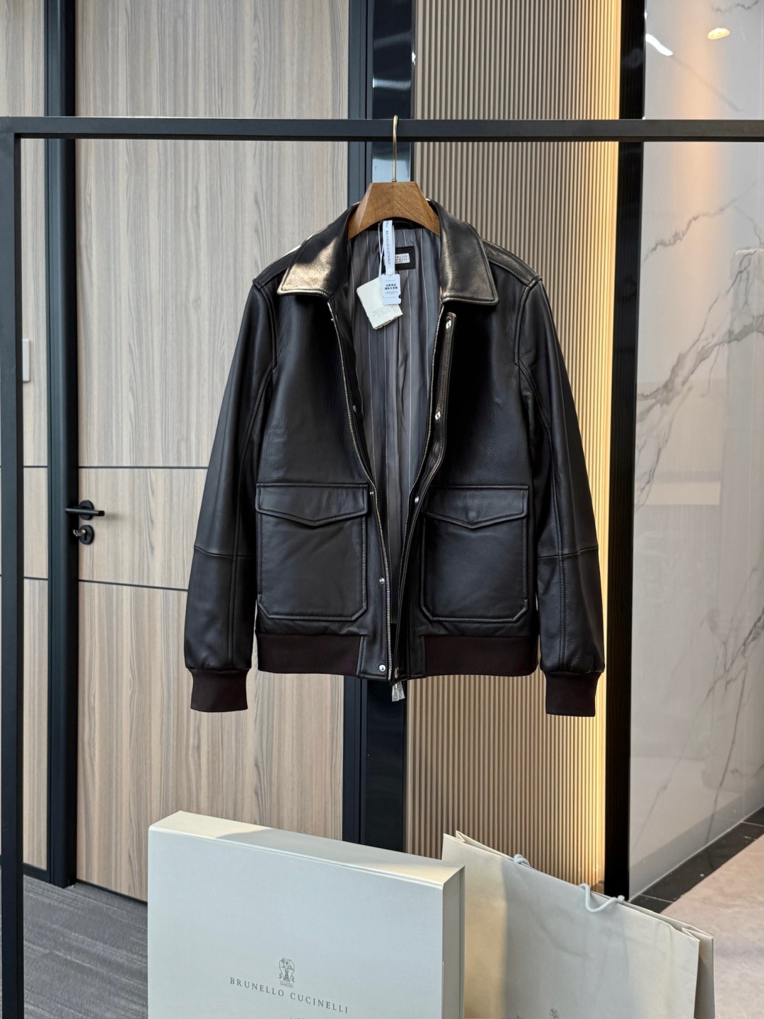 NO:772433,Made of high-quality sheep leather, the leather texture is natural and delicate, showing a slightly irregular grain effect, which not only retains the original texture of the real leather, but also highlights the unique sense of high-end. The sheep leather feels soft but has good stiffness, is light and comfortable, and is suitable for long-term wear. The leather has been  Fine tanning and post-processing processes effectively improve the wear resistance and tensile strength. The surface has a slight gloss, which combines texture and durability. The grain texture shows layered changes under light and shadow, making the overall jacket more three-dimensional.,,jackets & coats,sheepskin,Top Customize119860909选用上乘羊皮革制作,皮面纹理自然细腻,呈现轻微不规则的粒面效果,既保留了真皮的原始质感,又凸显出独特的高级感.羊皮革手感柔软却具备良好的挺括度,轻盈舒适,适合长时间穿着. 皮料经过 精细鞣制与后道处理工艺,有效提升了耐磨性与抗拉强度,表面带有微光泽感,兼具质感与耐用性.粒面肌理在光影下呈现层次变化,使整体夹克更显立体.,,jackets & coats,sheepskin,Top Customize1,Men's clothing