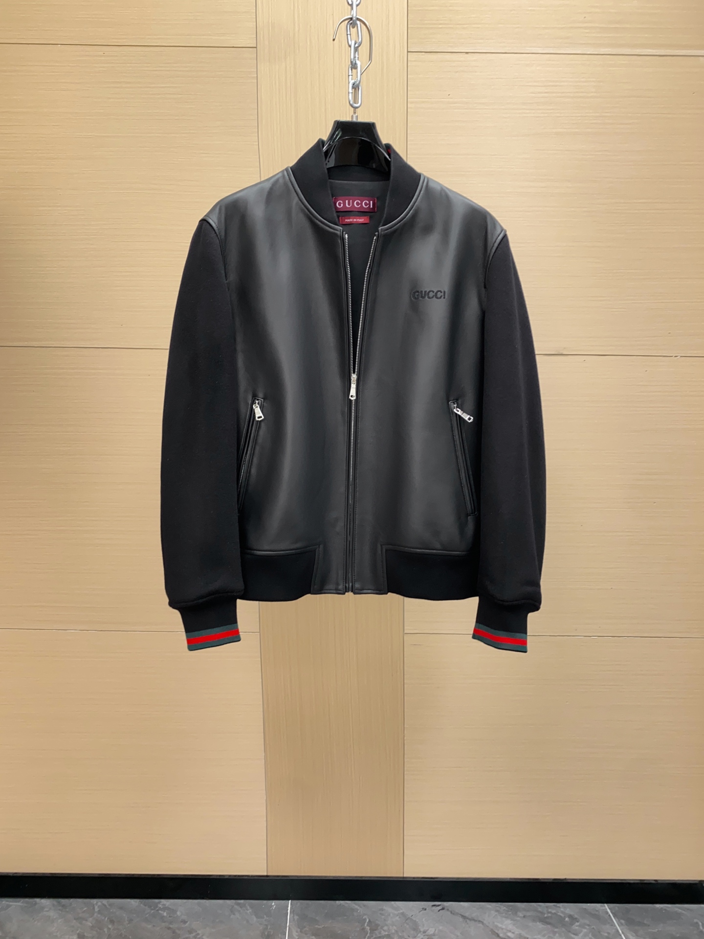 100% piel genuina de grado original. Chaqueta de piloto GG Gucci en piel de napa. Piel de napa suave + tejido de punto …