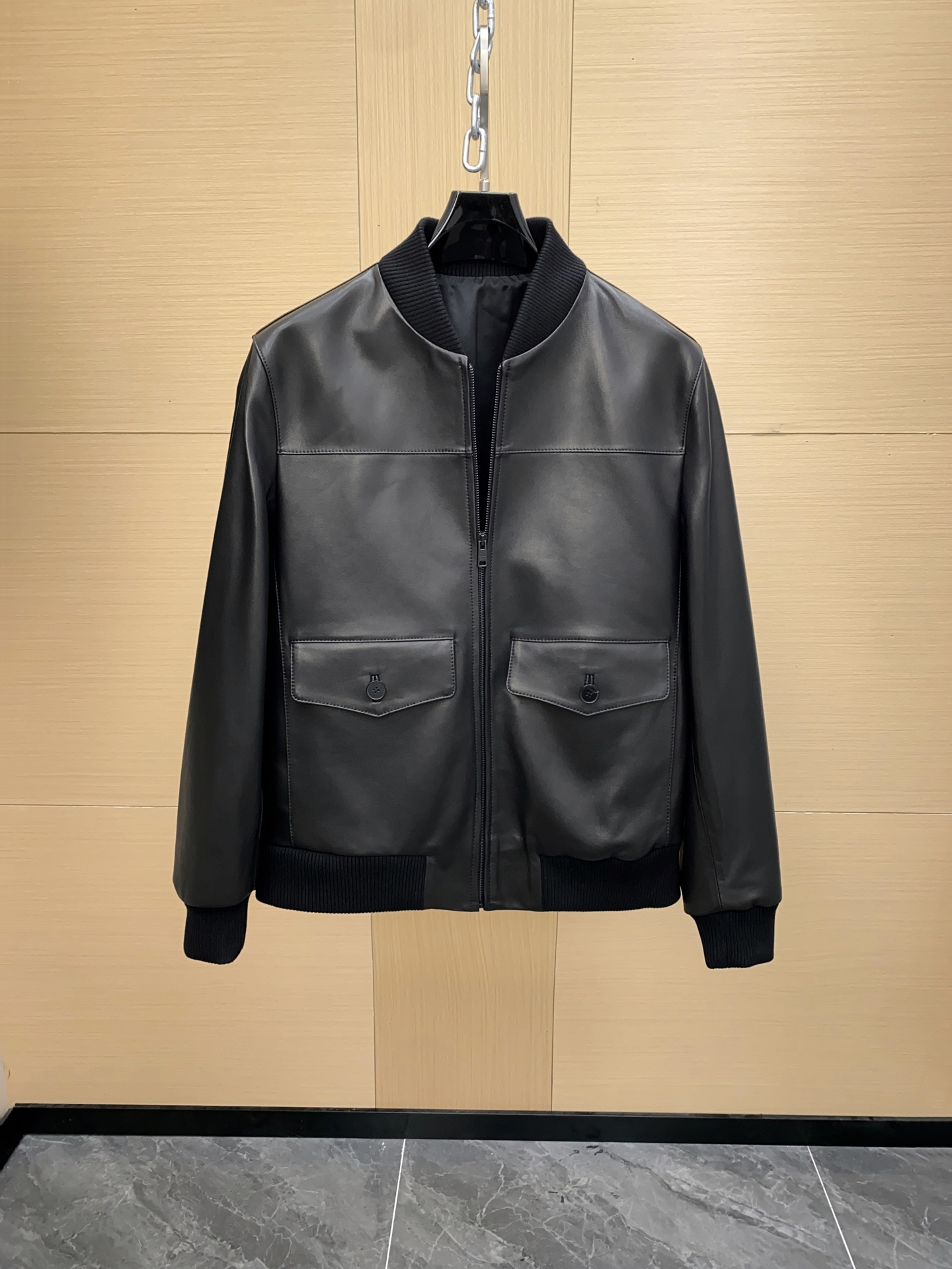 Prada, la última chaqueta de cuero de Prada, clásica pero no pasada de moda, estilo minimalista y antiguo, piel de cord…