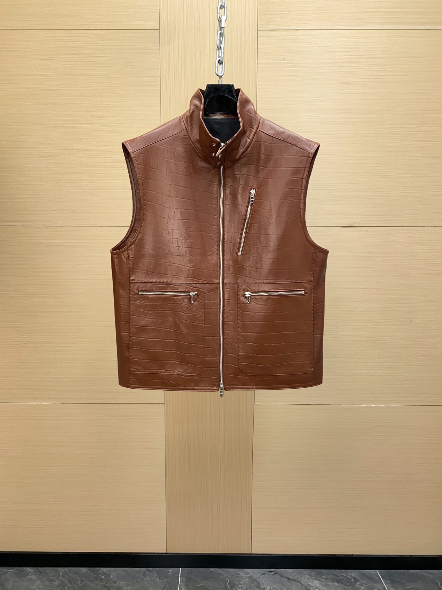 NO:771831,Hermès H Family 2025 Hunting Jacket imported lambskin high-end hardware accessories, a high-end product that makes people feel luxurious and domineering at a glance. H’s classic lapel jacket design is also the most classic jacket item of the H family. The short body-shaping version design has just the right upper body effect. The overall brand sense is particularly strong. Plus, it is made of super-delicate luxury lambskin. The sense of specification is clear at a glance. It definitely makes people feel luxurious and domineering. It is of extremely high grade!  !  The interior of this model is made of silk blend. It can be said that specifications and luxury are built into every detail. This is the true sense of ultra-luxury enjoyment. Feel the unique charm brought by H. Sizes 48-56, hermes, jackets & coats, sheepskin, Top Customize119860909爱马仕 H家2025猎装 进口小羊皮高端五金辅料,一眼就让人感到奢华霸气的高端产物,H经典的翻领夹克版型设计,这也H家族最为经典的夹克单品,短款塑身的版型设计,上身效果恰到好处,整体的品牌感特别强烈,加上超级细腻的奢华小羊皮打造,规格感一目了然,绝对让人感觉到奢华以及霸气,档次极高！！ 此款的内里更是采用丝绸混纺,可以说将规格跟奢华感打造到了每一处的细节之上,这才上真正意义的超奢之享受,感受H所带来的独特魅力享受.尺码48-56,,hermes,jackets & coats,sheepskin,Top Customize1,Men's clothing