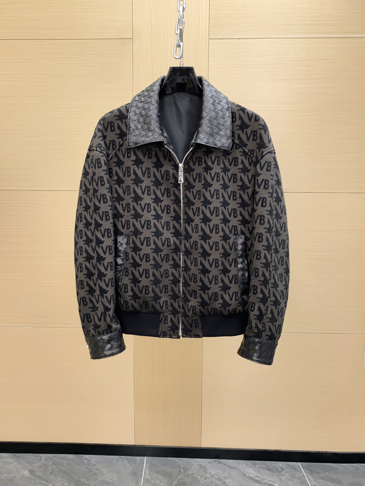 NO:771836,BV2025 Men's New Sheepskin Jacket On the fashion stage, Bottega Veneta has always been synonymous with low-key luxury and excellent craftsmanship. In the autumn and winter of 2025, the brand once again made efforts to launch a new men's sheepskin jacket, which perfectly integrates classics and innovation, bringing a new fashion experience to men who pursue quality life.  The dark brown sheepskin imported from Australia is the soul of this jacket. The dark brown color has a retro and mysterious temperament, which is different from the regular black and brown leather jackets, adding a sense of uniqueness and depth to the wearer. This color is calm and unobtrusive, showing taste in a low-key manner, and has a delicate luster under different lights, as if telling the story of years of precipitation.  The whole body is made of weaving technology, which is Bottega Veneta's signature Intrecciato weaving technology. The leather is cut into thin strips and then woven by craftsmen with exquisite handwork. Every texture and every intertwining point embodies the brand's persistence in traditional craftsmanship and unremitting pursuit of ultimate quality. This weaving not only gives the jacket a unique visual beauty, but also brings a soft and tough wearing experience, with both texture and comfort.  From a design point of view, it continues Bottega Veneta's consistent simple style without too many complicated decorations. It only outlines a neat silhouette with smooth lines. It can adapt to various body types and show men's ability and confidence. Whether it is paired with a simple white shirt and dark trousers for business occasions, or worn with a casual T-shirt and jeans for daily travel, this jacket can be easily controlled without any sense of violation.  Bottega Veneta's new 2025 autumn and winter men's sheepskin jacket is not only a piece of clothing, but also a masterpiece that combines art and fashion. It is a vivid interpretation of low-key luxury aesthetics. Choosing it is to choose an unassuming but full of connotation life attitude. Size 48-56,,bottega veneta,bottega veneta,bottega veneta,jeans,jackets & coats,shirts,tees,t-shirt,sheepskin,Top Customize119860909BV2025男士新款羊皮夹克  在时尚的舞台上,葆蝶家（Bottega Veneta）一直是低调奢华与卓越工艺的代名词.2025年秋冬,品牌再度发力,推出男士新款羊皮夹克,将经典与创新完美融合,为追求品质生活的男士带来全新时尚体验.  精选自澳洲的进口深咖色色羊皮,是这件夹克的灵魂所在.深咖色自带复古神秘的气质,区别于常规黑色与棕色皮夹克,为穿着者增添一份独特与深邃.这种色泽沉稳而不张扬,低调中尽显品味,在不同光线下泛出细腻光泽,仿佛诉说着岁月沉淀的故事 .  全身采用编织工艺打造,这正是葆蝶家标志性的Intrecciato编织技术,将皮革切割成细条,再由工匠们以精湛手工交错编织而成.每一处纹理、每一个交织点,都凝聚着品牌对传统工艺的执着坚守与对极致品质的不懈追求.这种编织不仅赋予夹克独一无二的视觉美感,更带来柔软且富有韧性的穿着体验,兼具质感与舒适度.  从设计角度看,它延续了葆蝶家一贯的简约风格,没有过多繁杂装饰,仅以流畅线条勾勒出利落版型,能够适配各种身材,展现男士的干练与自信.无论是搭配简约白衬衫与深色西裤出席商务场合,还是内搭休闲T恤和牛仔裤用于日常出行,这款夹克都能轻松驾驭,毫无违和感.  葆蝶家2025秋冬男士新款羊皮夹克,不仅仅是一件衣物,更是一件融合艺术与时尚的杰作,是对低调奢华美学的生动诠释.选择它,就是选择一种不张扬却充满内涵的生活态度. 码数48-56,,bottega veneta,bottega veneta,bottega veneta,jeans,jackets & coats,shirts,tees，t-shirt,sheepskin,Top Customize1,Men's clothing
