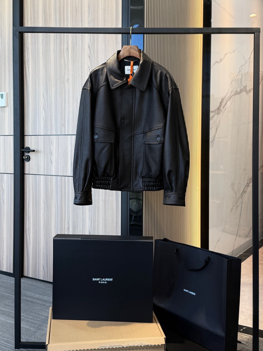 NO:754700,YSL 2025 New Men's Bubble Sheep Leather Bomber Jacket Genuine leather original factory. Not available on the market. Genuine leather original factory. Non-market currency Genuine leather original factory. Not available on the market. Continuing YSL's iconic bomber jacket tailoring, the overall body is crisp and neat, with precise shoulder lines, bringing a tough temperament while retaining the smooth drape of the leather.  This jacket is made of pure full-grain sheepskin, which is different from the common coated or spliced leathers on the market. Sheepskin is naturally light and soft, has good breathability and is extremely comfortable to wear. It has a unique 'bubble' embossing process and the leather surface is processed  The granular heat pressing and shaping treatment form a delicate 'bubble particle' texture, which is visible to the naked eye and has a soft and tensile feel. This kind of leather not only shows a more fashionable layering, but also shows subtle matte and luster changes under light and shadow, which is far from ordinary smooth sheepskin. The leather used is:  The full-grain sheepskin of the same grade at the counter has been treated with a special 'bubble embossing' process. The leather particles are three-dimensional and natural, and the hand feels soft and delicate. Compared with the common split leather, shaved leather and even synthetic leather on the market, it is not only more advanced in terms of luster and touch, but also has advantages in wear resistance, breathability and service life.  In terms of process details, accessories, zippers, ribs and linings are all selected and sewn according to counter standards. The wiring is fine and regular, and the ready-made garments are crisp and stylish, completely in line with counter quality. Ordinary versions on the market often have problems such as uneven leather grains, thick and stiff materials, and insufficient grade of accessories. The overall temperament is significantly different.,,saint laurent,jackets & coats,sheepskin,Top Customize119860909YSL 2025新款 男装泡泡羊皮革飞行员夹克 真皮原厂. 非市面通货 真皮原厂. 非市面通货 真皮原厂. 非市面通货 延续 YSL 标志性的 飞行员夹克剪裁,整体挺括利落,肩线精准,带来硬朗气质的同时保留了皮革的顺滑垂坠感  这件夹克采用纯正全粒面羊皮,区别于市面常见的涂层或拼接皮革.羊皮天然轻盈柔软,透气性佳,穿着舒适度极高. 独特“泡泡”压纹工艺 皮面经过 颗粒感热压与定型处理,形成细腻的“泡泡颗粒”肌理,肉眼可见立体感,手感则兼具柔软与张力.这样的皮质不仅更显时尚层次感,还能在光影下呈现出微妙的哑光与光泽变化,远非普通光面羊皮可比. 所用皮料为 专柜同级的全粒面羊皮,经过特殊“泡泡压纹”工艺处理,皮质颗粒立体自然,手感柔韧细腻.相比市面上常见的二层皮、修面皮甚至合成皮革,不仅在光泽与触感上更为高级,同时在耐磨性、透气性与使用寿命上都更具优势. 在工艺细节上,辅料、拉链、罗纹与内衬均按照专柜标准甄选与缝制,走线细密规整,成衣挺括有型,完全对标专柜品质.市面普通版本往往存在皮面颗粒不均、厚重僵硬、辅料档次不足等问题,整体气质差异显著.,,saint laurent,jackets & coats,sheepskin,Top Customize1,Men's clothing