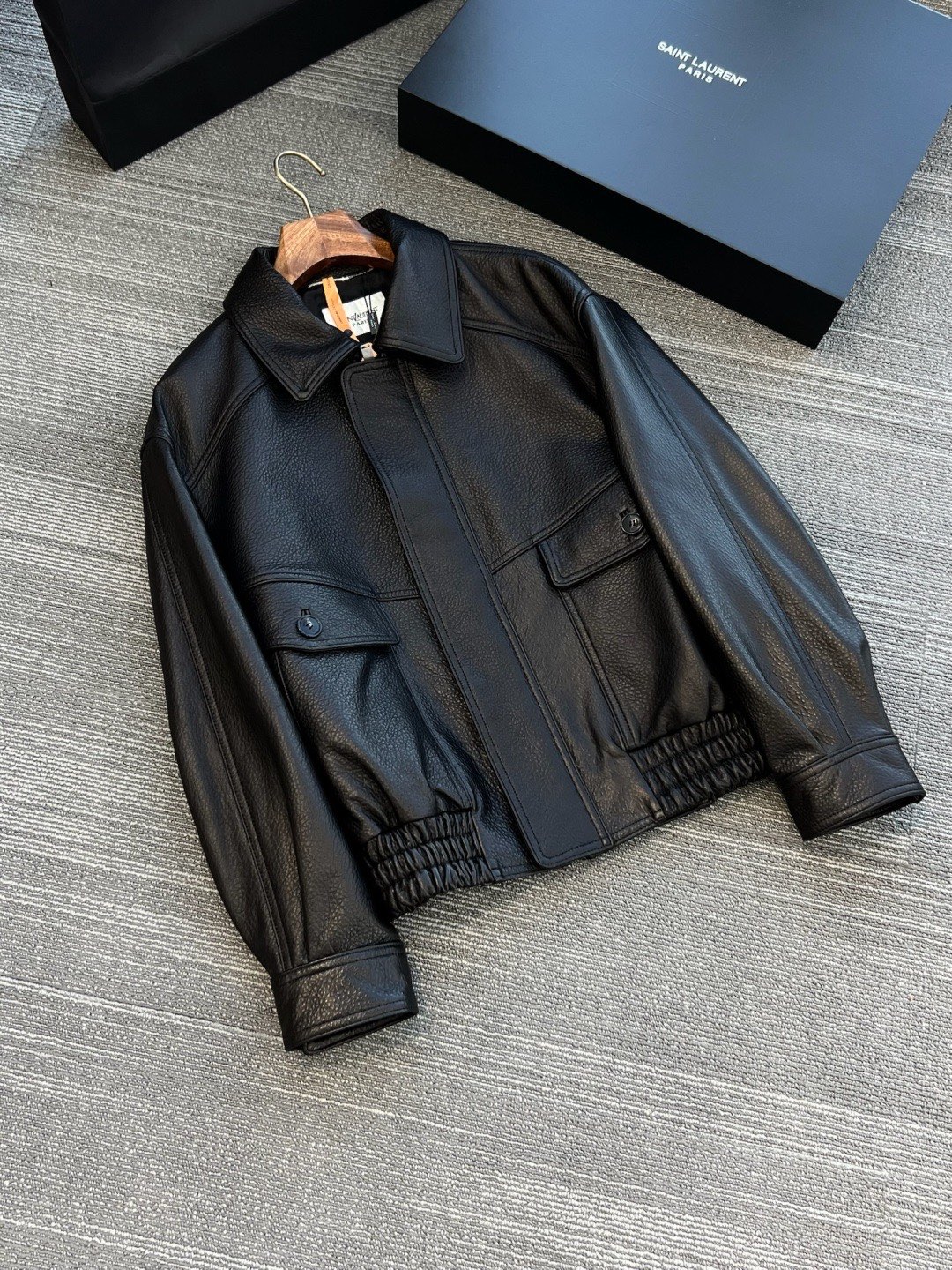 NO:754701,Genuine original factory Z custom-made high-end. All the details make you full of class. You can appreciate it from a distance and at a closer look. The imitation products in the world cannot do this. This suede leather three-dimensional and stylish upper body effect is very good!  Ingenious design in every detail, one-to-one customization, all original hardware, and solid materials!  When I first got it, I felt that the quality of the leather was really great, both in terms of feel and weight! 再环绕一圈细节超乎想象,处处设计都是惊喜！  Brand counters, produced by major manufacturers, great value for money, out-of-print goods!  A high-end imported suede leather worth buying!  ,,Top Customize119860909真正原厂Z定做高段位 . 所有细节让你档次拉满 . 远看细看都能品鉴的程度 世面仿货无法做到 本款绒面革立体有型上身效果非常好！处处细节匠心设计,一比一定制 全原装五金件,用料扎实！拿到手第一感觉这个皮革质量真的太值太棒了,不管是手感还是克重！再环绕一圈细节超乎想象,处处设计都是惊喜！品牌专柜大厂出品,物超所值,绝版好货！ 值得入手的一款高端牛货进口绒面革 ！,,Top Customize1,Men's clothing