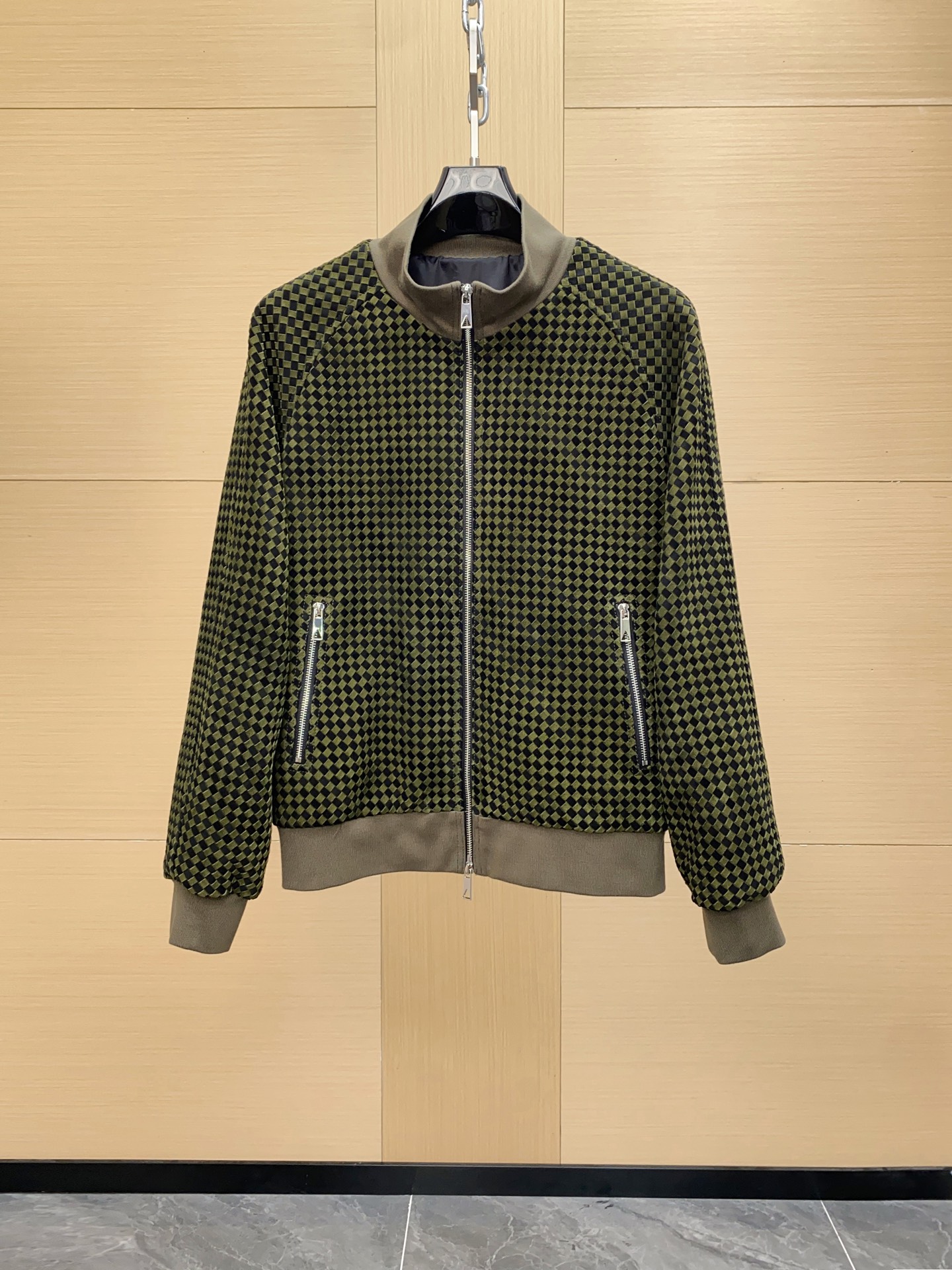 NO:754726,BV2025 Men's New Sheepskin Jacket On the fashion stage, Bottega Veneta has always been synonymous with low-key luxury and excellent craftsmanship. In the autumn and winter of 2025, the brand once again made efforts to launch a new men's sheepskin jacket, which perfectly integrates classics and innovation, bringing a new fashion experience to men who pursue quality life.  The suede sheepskin imported from Australia is the soul of this jacket. The green color has a retro and mysterious temperament, which is different from the regular black and brown leather jackets, adding a sense of uniqueness and depth to the wearer. This color is calm and unobtrusive, showing taste in a low-key manner, and has a delicate luster under different lights, as if telling the story of years of precipitation.  The whole body is made of weaving technology, which is Bottega Veneta's signature Intrecciato weaving technology. The leather is cut into thin strips and then woven by craftsmen with exquisite handwork. Every texture and every intertwining point embodies the brand's persistence in traditional craftsmanship and unremitting pursuit of ultimate quality. This weaving not only gives the jacket a unique visual beauty, but also brings a soft and tough wearing experience, with both texture and comfort.  From a design point of view, it continues Bottega Veneta's consistent simple style without too many complicated decorations. It only outlines a neat silhouette with smooth lines. It can adapt to various body types and show men's ability and confidence. Whether it is paired with a simple white shirt and dark trousers for business occasions, or worn with a casual T-shirt and jeans for daily travel, this jacket can be easily controlled without any sense of violation.  Bottega Veneta's new 2025 autumn and winter men's sheepskin jacket is not only a piece of clothing, but also a masterpiece that combines art and fashion. It is a vivid interpretation of low-key luxury aesthetics. Choosing it is to choose an unassuming but full of connotation life attitude. Size 48-56,,bottega veneta,bottega veneta,bottega veneta,jeans,jackets & coats,shirts,tees,t-shirt,sheepskin,Top Customize119860909BV2025男士新款羊皮夹克  在时尚的舞台上,葆蝶家（Bottega Veneta）一直是低调奢华与卓越工艺的代名词.2025年秋冬,品牌再度发力,推出男士新款羊皮夹克,将经典与创新完美融合,为追求品质生活的男士带来全新时尚体验.  精选自澳洲的进口绒面羊皮,是这件夹克的灵魂所在.绿色自带复古神秘的气质,区别于常规黑色与棕色皮夹克,为穿着者增添一份独特与深邃.这种色泽沉稳而不张扬,低调中尽显品味,在不同光线下泛出细腻光泽,仿佛诉说着岁月沉淀的故事 .  全身采用编织工艺打造,这正是葆蝶家标志性的Intrecciato编织技术,将皮革切割成细条,再由工匠们以精湛手工交错编织而成.每一处纹理、每一个交织点,都凝聚着品牌对传统工艺的执着坚守与对极致品质的不懈追求.这种编织不仅赋予夹克独一无二的视觉美感,更带来柔软且富有韧性的穿着体验,兼具质感与舒适度.  从设计角度看,它延续了葆蝶家一贯的简约风格,没有过多繁杂装饰,仅以流畅线条勾勒出利落版型,能够适配各种身材,展现男士的干练与自信.无论是搭配简约白衬衫与深色西裤出席商务场合,还是内搭休闲T恤和牛仔裤用于日常出行,这款夹克都能轻松驾驭,毫无违和感.  葆蝶家2025秋冬男士新款羊皮夹克,不仅仅是一件衣物,更是一件融合艺术与时尚的杰作,是对低调奢华美学的生动诠释.选择它,就是选择一种不张扬却充满内涵的生活态度. 码数48-56,,bottega veneta,bottega veneta,bottega veneta,jeans,jackets & coats,shirts,tees，t-shirt,sheepskin,Top Customize1,Men's clothing