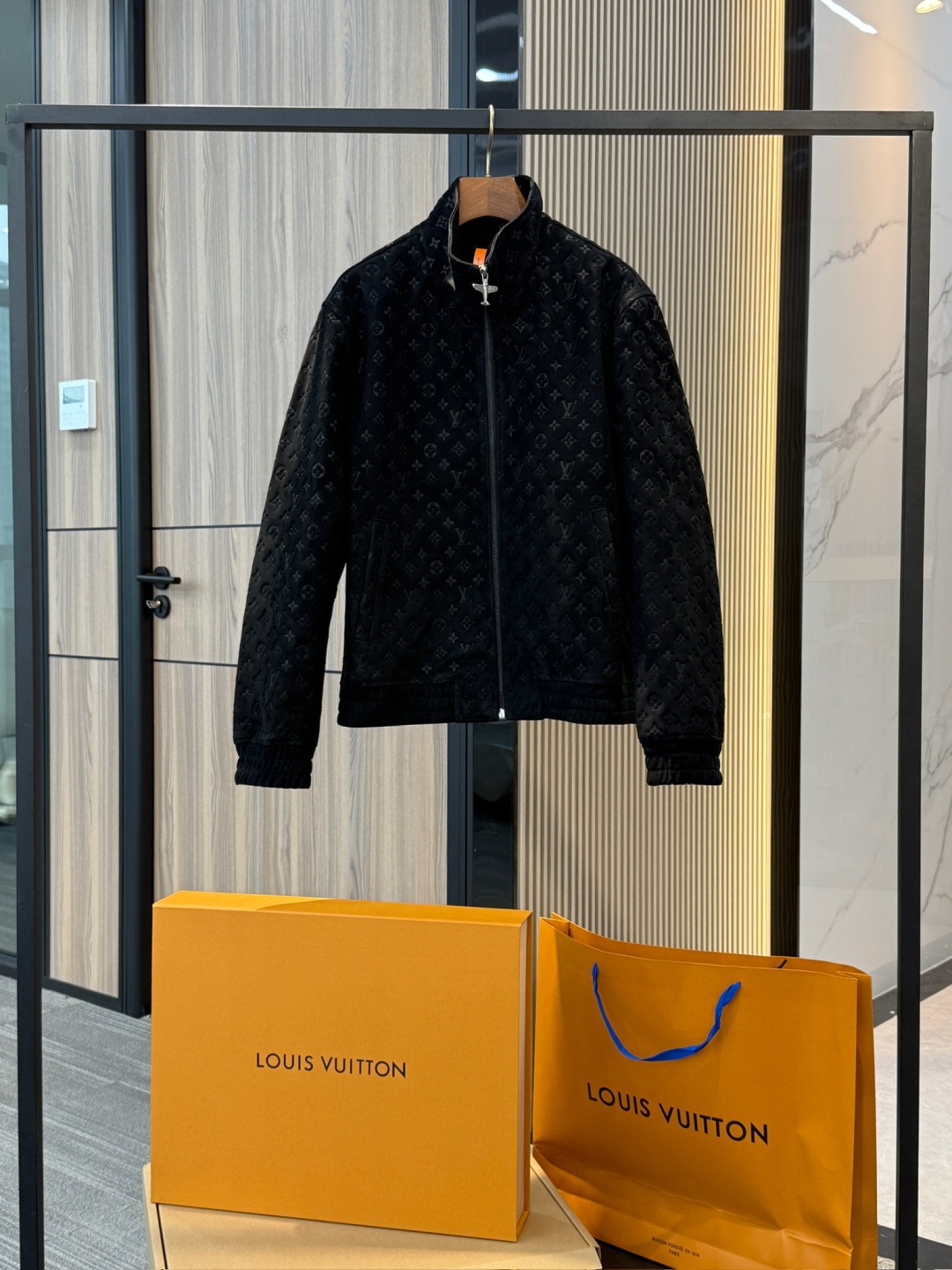 NO:754711,Re-engraved version~Louis Vuitton 25 MONOGRAM embossed sheepskin sports jacket. Original purchase, (full set of imported original leather, non-market currency, purchased through regular trade channels) All original original leather, non-market currency All original original leather, non-market currency All original original leather, non-market currency Counter-level original packaging Leather Imported suede sheep leather Original custom-made imported first-layer sheep leather,  After special frosting treatment, it presents a fine suede texture. Sheep leather is naturally flexible, with restrained luster, light and has excellent drape. It feels smooth and soft, comfortable against the skin, and reveals the unique high-end atmosphere of luxury leather. The reason why s19860909复刻版本～路易威登 25 MONOGRAM 压纹羊皮革运动夹克 原版购入,（全套进口原厂真皮打造,非市面通货,贸易渠道正规入手） 全部原版原厂皮 , 非市面通货 全部原版原厂皮 , 非市面通货 全部原版原厂皮 , 非市面通货 专柜级原版包装 皮料 进口绒面羊皮革 原版订做进口头层羊皮革, 经特殊磨砂处理后呈现细腻绒面质感.羊皮革天然柔韧,光泽内敛,轻盈而具备极佳的垂坠感.手感顺滑柔润,贴肤舒适,透出奢华皮革独有的高级氛围. 绒面皮+ 压纹工艺,之所以能呈现这种柔和又高级的粉色 ,这种粉色是通过浅色麂皮羊皮打磨成绒面 + 水染染料调色 染料渗透进皮纤维,颜色自然通透,再配合柔和的打磨,使颜色看起来温润、不刺眼.我们的工艺成本不是随便糊弄的 ！！！ 一致对标高级品牌环保型金属络合染料 色牢度和均匀度更好.！市面的皮料,最直观的去对比一下咱们所说的成本差 ； 最后通过表面轻雾面处理 + 高温压纹 实现的.所以它既有粉色的高级感,又保留了绒面的柔软与立体质感 压纹工艺 整件Monogram 全幅压纹工艺,品牌经典花纹在绒面皮革上精准压印. 高温定型与模具精准对花,使每一组老花字母与花卉图案在拼接处保持连贯完整,无任何错位感. 压纹深浅一致,线条分明,形成光影变化下的立体效果,让整体呈现低调而不失华丽的层次感. 压纹工艺难度极高,稍有偏差即会破坏皮料表层光泽与手感,因此全身对花拼接更彰显工坊的顶级水准. 工艺结构 高立领设计,内侧加入 细密褶皱缝制,既保证立体感又兼顾舒适贴合. 袖口与下摆采用 双道压线褶裥工艺,令整体廓形更挺括耐穿. 插袋采用隐形拼接,压纹花型对齐自然衔接,几乎看不出分割痕迹. 拉链与五金工艺 拉链前襟配有 Monogram 铭纹飞机造型拉链头 ；前襟采用进口铜质拉链,经过复古电镀工艺处理,呈现出温润的古董金色泽,兼具耐磨与顺滑的使用体验.飞机造型拉链头嵌刻 品牌字样与经典 Monogram 花纹,雕刻深浅均匀,字母边角清晰立体,凸显精密的模具工艺.五金触感厚实不失细腻,兼顾装饰性与实用性,为整件皮衣增添独特的收藏价值与设计感.,,louis vuitton,jackets & coats,leather jacket,sheepskin,chamois leather,Top Customize1,Men's clothing