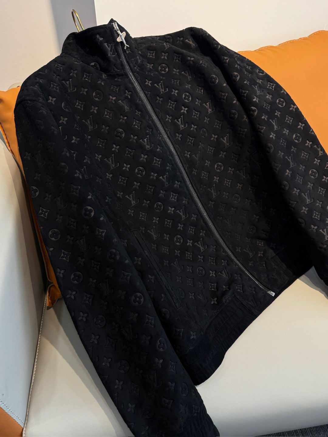 NO:754714,This Monogram embossed sheepskin jacket has reached the highest standards of luxury workshops in both material selection and craftsmanship. The lightness and flexibility of sheepskin, combined with the precise presentation of the full-width embossed pattern, and the rigorous processing of accessories and sewing, together create a high-end leather jacket with great collection value and wearing experience.,,jackets & coats,leather jacket,sheepskin,Top Customize119860909这款Monogram 压纹羊皮夹克,无论是选料还是工艺,均达到奢侈品工坊的最高标准.羊皮革的轻盈柔韧,结合全幅压纹对花的精准呈现,辅料与车缝的严谨处理,共同塑造出一件极具收藏价值与穿着体验的高端皮衣.,,jackets & coats,leather jacket,sheepskin,Top Customize1,Men's clothing