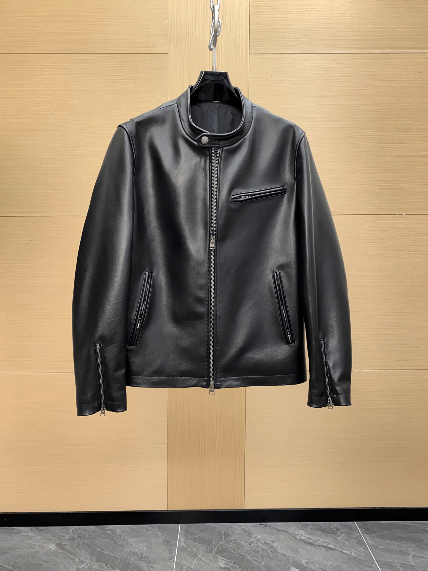 Tom Ford chaqueta de aviador de piel para hombre. ¡Esta serie es demasiado elegante, con demasiado gusto! Tom Ford, dis…