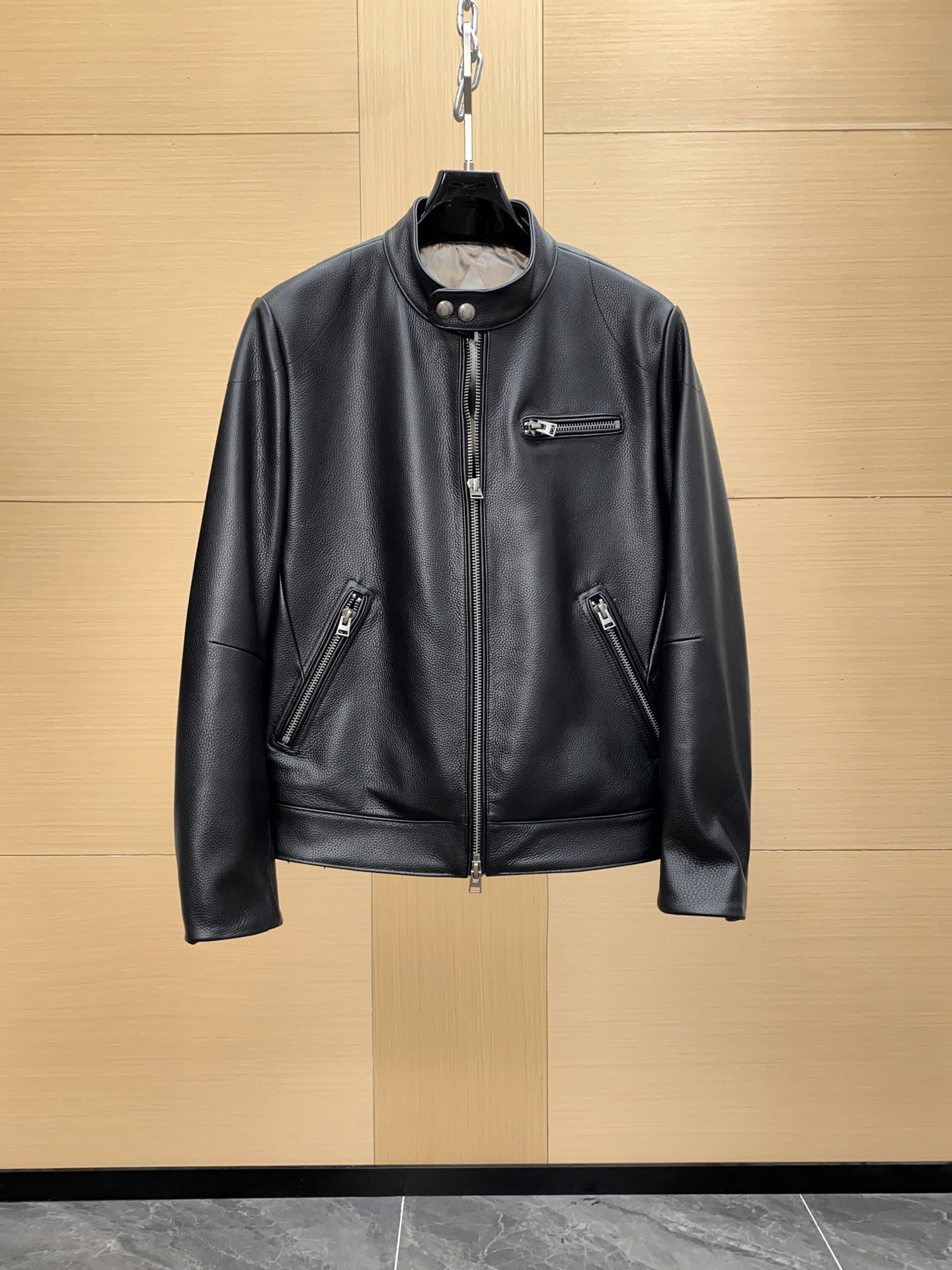 NO:697822,Tom Ford's 2025 autumn and winter motorcycle leather jacket is designed by the new creative director Haider Ackermann. It is made of high-quality first-layer cowhide, which is stiff and breathable. It has classic vertical + zipper decoration, neat lines, cool and sharp, and full of urban feel!  A must-have for autumn and winter, it looks great when paired with a sweatshirt or suit. It can be worn casually or formally. It is a classic item in your wardrobe!  Size 48-56,,tom ford,hoodie,sweatshirts,leather jacket,business suit,cowhide,Top Customize119860909Tom Ford 2025秋冬机车皮衣,由新任创意总监 Haider Ackermann 设计,选用优质头层牛皮,质感硬挺又透气.经典立+拉链装饰,线条利落,冷冽锋利,都市感满满！秋冬穿搭必备,内搭卫衣或西装都很出彩,休闲or正式都能轻松驾驭,是衣橱里的经典单品！尺码48-56,,tom ford,hoodie,sweatshirts,leather jacket,business suit,cowhide,Top Customize1,Men's clothing