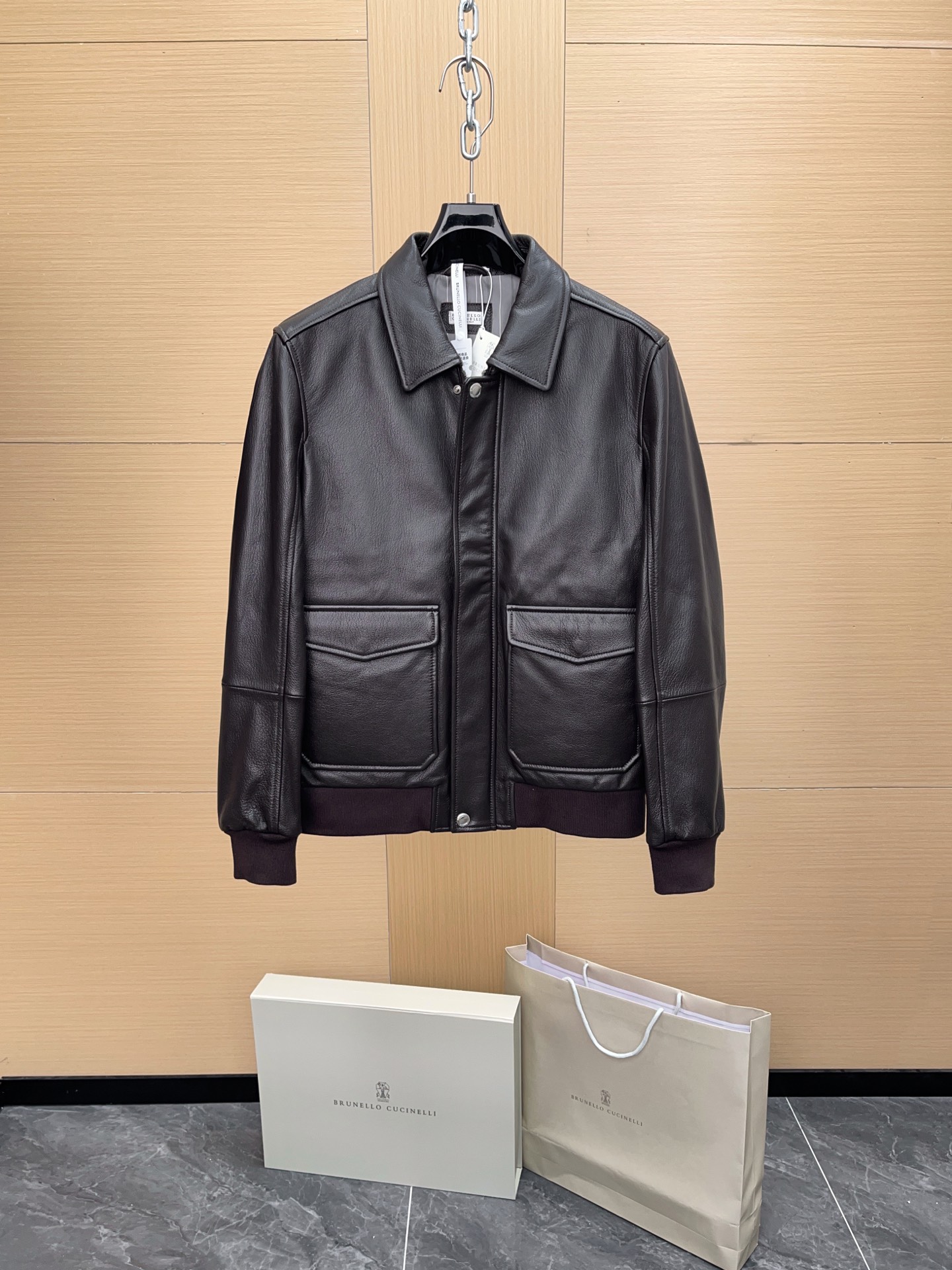 NO:754633,Ready for sale!  BC Men's Brunello Cucinelli Casual Fashion Short Jacket Leather Jacket . Leather Bomber Jacket ｜ Be sure to make it exclusively!  No load on your wallet!  !!! Easily own the highest grade in autumn and winter. Material sheep leather. Lining cupro fiber. Exclusive model. Quanwang ceiling grade. Exclusive model. Quanwang ceiling grade. Exclusive customized counter quality complete set of packaging (packaging box + handbag + exclusive brand logo Sydney paper). Outer packaging!!! Brunello  The material of Cucinelli shows the traditional taste of this short jacket. The jacket is made of carefully selected leather, and the grain matches the slightly irregular texture, creating a unique feature. The shirt-style collar and double placket structure, with flap pockets and practical multi-level storage inner pockets, combined with the standard version, highlight the design of the jacket. Taking into account both functionality and daily wear. The overall version is neat and fitted, interpreting the low-key and luxurious gentleman style. It is a high-end jacket with both casual and elegant temperament.  Detailed zip and press-button double placket | Shirt-style collar | Patch-pocket flap and buttoned hem pockets | Ribbed cuffs and hem | Two buttoned interior pockets and a pen pocket | Lined  Made of high-quality sheep leather, the leather texture is natural and delicate, showing a slightly irregular grain effect, which not only retains the original texture of the real leather, but also highlights the unique sense of high-end. The sheep leather feels soft but has good stiffness, is light and comfortable, and is suitable for long-term wear. The leather has been  Fine tanning and post-processing processes effectively improve the wear resistance and tensile strength. The surface has a slight luster, which combines texture and durability. The grain texture shows layered changes under light and shadow, making the overall jacket more three-dimensional. The auxiliary metal zippers and exclusive engraved snap buttons highlight the brand's exquisite style in the details; echoing the smooth touch of cupro fiber inside, the combination of leather and lining ensures comfort and breathability when wearing.  It is also matched with exclusive leather binding and embroidered buttonholes, showing the level of Italian craftsmanship. The cuffs and hem are edged with ribbed fabric, taking into account practicality and design, improving the stability of the overall silhouette, brunello cucinelli,wallets,jackets & coats,jackets & coats,shirts,leather jacket,sheepskin,Top Customize119860909现货发售！BC男装 Brunello Cucinelli 休闲时尚短夹克皮衣外套 . 皮革飞行员夹克 ｜ 认准独家打造！钱包无负荷！!!!秋冬轻松拥有最高档次 材质羊皮革 里料铜氨纤维 独家款 权网天花级 独家款 权网天花级 独家订制专柜品质全套包装（包装盒+ 手提袋+ 品牌专属标识雪梨纸）  外包装 !!!!  Brunello Cucinelli的材料展现了这款短夹克的传统品味.夹克采用精选皮革制作,粒面契合些许不规则的纹理,营造自成一家的特色.衬衫式衣领与双门襟结构,搭配翻盖式口袋与实用的多层次收纳内袋,与标准版型组合,彰显了夹克的设计感.兼顾功能性与日常穿搭.整体版型利落合身,诠释低调奢华的绅士风格,是一款兼具休闲与优雅气质的高端夹克  细节设计拉链和揿扣双门襟 ｜衬衫式领子｜贴袋式翻盖和系扣下摆口袋｜袖口和下摆罗纹编织｜两个系扣内口袋和一个笔袋｜带衬里 选用上乘羊皮革制作,皮面纹理自然细腻,呈现轻微不规则的粒面效果,既保留了真皮的原始质感,又凸显出独特的高级感.羊皮革手感柔软却具备良好的挺括度,轻盈舒适,适合长时间穿着. 皮料经过 精细鞣制与后道处理工艺,有效提升了耐磨性与抗拉强度,表面带有微光泽感,兼具质感与耐用性.粒面肌理在光影下呈现层次变化,使整体夹克更显立体. 辅料金属拉链与专属刻字四合扣,细节中彰显品牌精致格调；与内里 铜氨纤维的顺滑触感相互呼应,皮革与衬里的结合保证了穿着时的舒适性与透气性. 并搭配专属皮革包边与刺绣扣眼,尽显意大利工艺水准.袖口与下摆使用罗纹织物收边,兼顾实用性与设计感,提升整体廓形稳定度,,brunello cucinelli,wallets,jackets & coats,jackets & coats,shirts,leather jacket,sheepskin,Top Customize1,Men's clothing