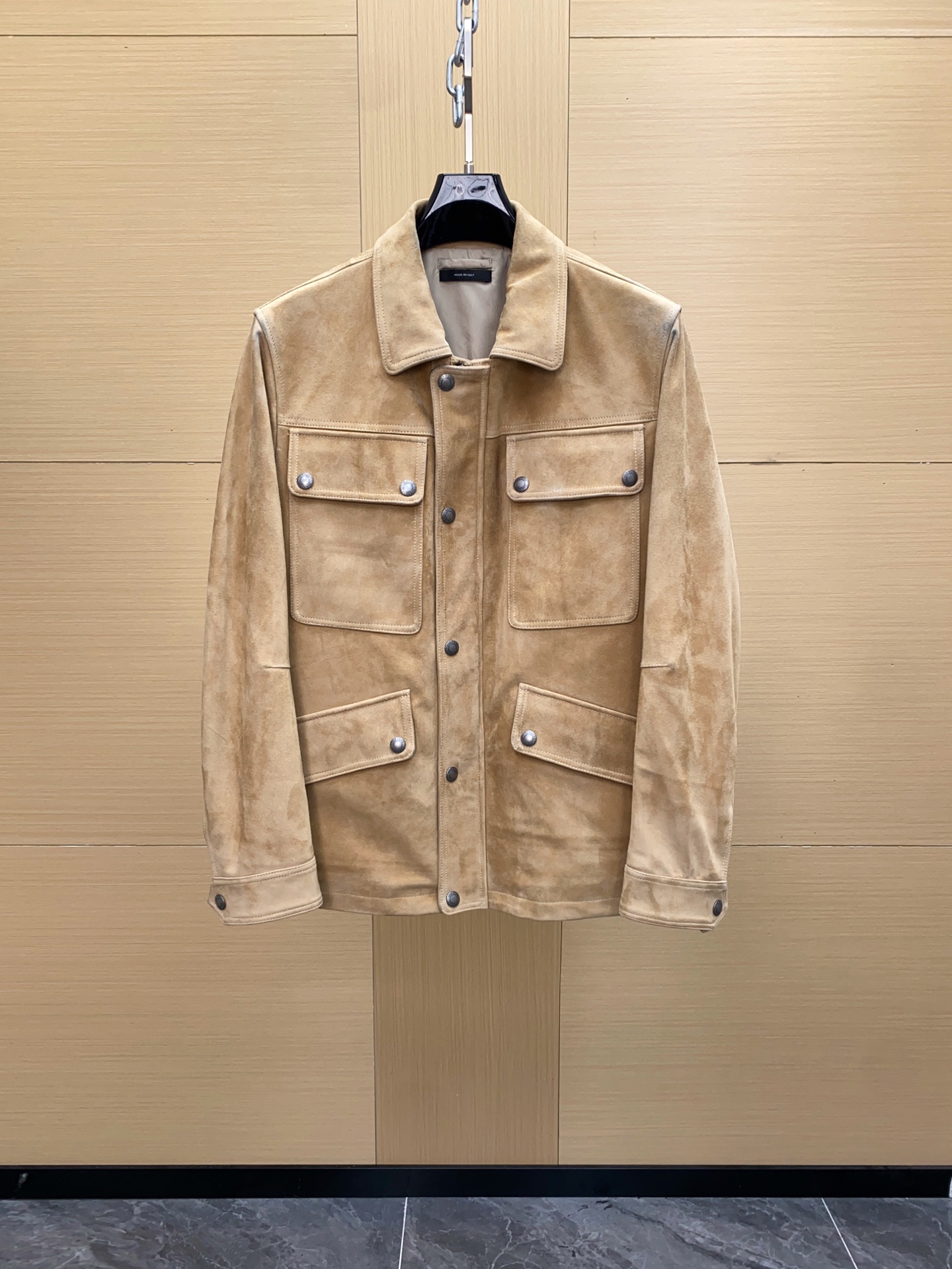 NO:754655,New Autumn and Winter Products Highly Recommended TF25 New Autumn and Winter Products Hunting clothing designer Tom Ford first launched his eponymous brand in 2005, and relied on his skillful design techniques and unique aesthetic language to re-examine the relationship between retro and modernity. This hunting work jacket uses neat brushwork to outline a rigorous silhouette. It is made of imported mixed-breed sheepskin material and has a retro feel; original hardware is embellished on the front. Available for customers!  Size 48-56,,tom ford,tom ford,jackets & coats,Top Customize119860909秋冬新品 重磅推荐TF25秋冬新品猎装设计师 Tom Ford 于 2005 年首次推出了自己的同名品牌,并凭借他娴熟的设计手法和独到美学语言重新论述复古与现代的关系.这款猎装工装夹克,以利落笔触勾勒严谨廓形,进口混种羊面皮材质打造,颇具复古气息；正面缀原版五金客供！尺码48-56,,tom ford,tom ford,jackets & coats,Top Customize1,Men's clothing