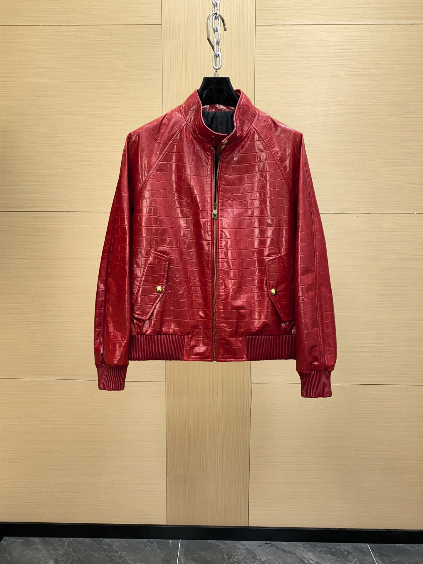 NO:754650,LV Louis Vuitton's new men's cowhide jacket for autumn and winter 2025 makes a shocking debut. Louis Vuitton, a French luxury brand with a century-old heritage, has always adhered to the persistent pursuit of refinement, quality and comfort, and integrated the 'travel philosophy' into every product. In the autumn and winter of 2025, Louis Vuitton once again launched men's cowhide jacket, continuing the brand's classic style and leading the fashion trend.  This cowhide jacket is made of first-layer cowhide imported from Spain, which is tough in texture and soft to the touch. While retaining the natural texture of cowhide, it is treated with a special process to present a more delicate and unique texture, demonstrating the brand's strict requirements for materials and exquisite craftsmanship.  The all-over crocodile pattern embossing process is the finishing touch of this jacket. The crocodile pattern texture not only adds to the luxury and uniqueness of the jacket, but also makes it present a rich visual layering under the refraction of light and shadow. The three-dimensional texture can also effectively cover scratches caused during use, making it durable.  Wearing it, you will feel unparalleled comfort and confidence. Whether it is daily travel, business activities, or social gatherings, Louis Vuitton's new 2025 autumn and winter men's cowhide jacket can make you the center of attention, showing your unique fashion taste and extraordinary temperament. Size 48-56,,louis vuitton,louis vuitton,jackets & coats,cowhide,Top Customize119860909LV 路易威登2025秋冬新款男士牛皮外套震撼登场  路易威登,这个传承百年的法国奢侈品品牌,始终秉持着对精致、品质与舒适的执着追求,将“旅行哲学”融入每一件产品.在2025年秋冬,路易威登再度推出男士牛皮外套,延续品牌经典风格,引领时尚潮流.  这款牛皮外套精选西班牙进口头层牛皮,质地坚韧,触感柔软.在保留牛皮天然纹理的同时,通过特殊工艺处理,呈现出更加细腻、独特的质感,展现品牌对材质的严苛要求与精湛工艺.  全身鳄鱼纹压花工艺,是这款外套的点睛之笔.鳄鱼纹纹理不仅增添了外套的奢华感与独特性,还使其在光影折射下呈现出丰富的视觉层次感.立体的纹理还能有效遮盖使用过程中产生的划痕,经久耐用.  穿上它,您将感受到无与伦比的舒适与自信.不管是日常出行、商务活动,还是社交聚会,路易威登2025秋冬新款男士牛皮外套都能让您成为众人瞩目的焦点,展现独特的时尚品味与不凡气质. 码数48-56,,louis vuitton,louis vuitton,jackets & coats,cowhide,Top Customize1,Men's clothing