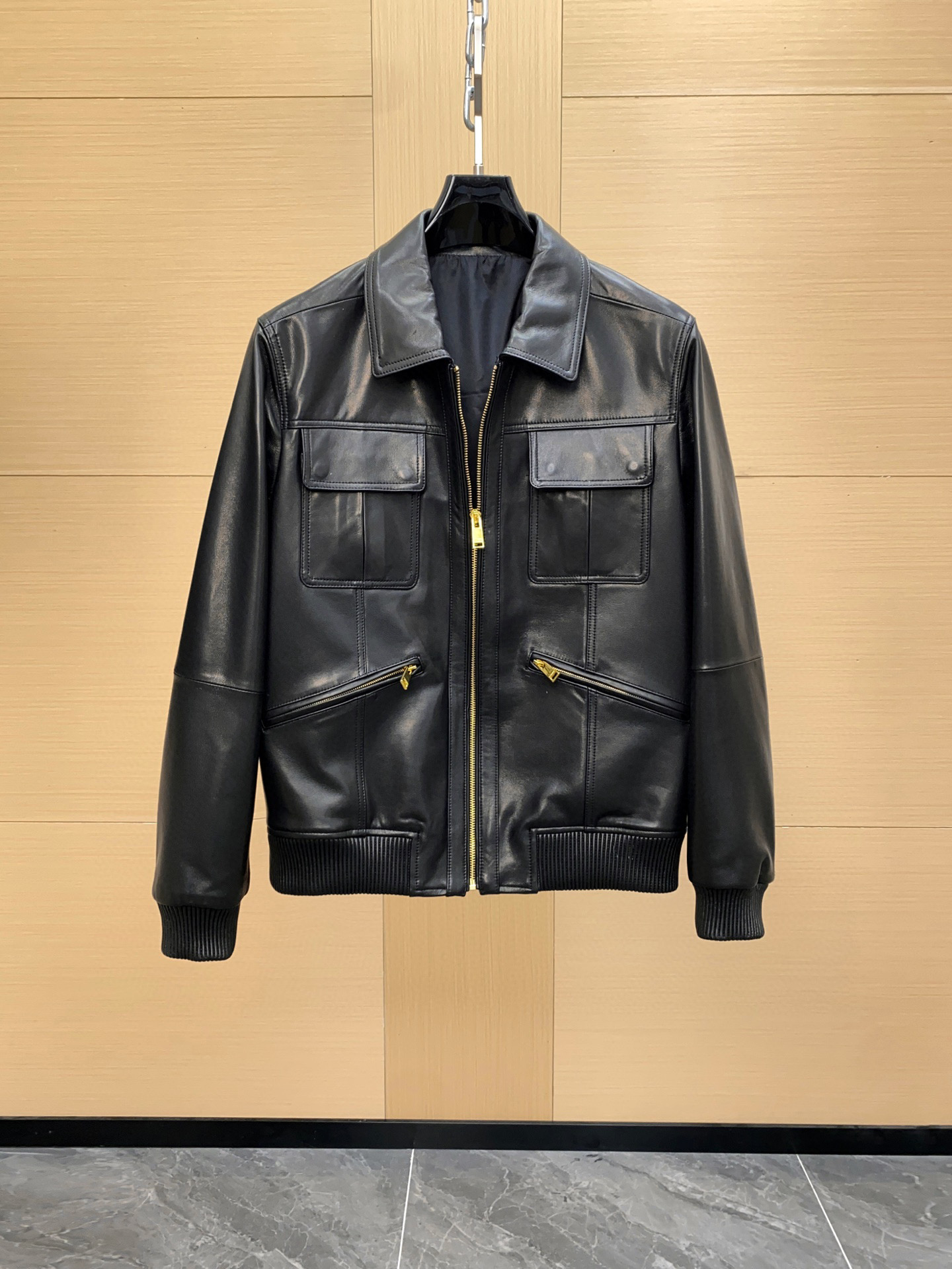 NO:754645,AMIRI official website popular leather jacket, simple retro style design, chest accordion pocket is beautiful and eye-catching, a perfect combination of practicality and design. The soft sheepskin body with threaded hem is very comfortable, the short leather jacket has a slim upper body and shows height. Size; 48-56,,amiri,jackets & coats,sheepskin,Top Customize119860909AMIRI 官网爆款皮夹克,简约复古风设计,胸口风琴口袋美观又吸眼球,聚集实用和设计的完美结合.衣身柔软的羊皮搭配螺纹下摆非常舒适,短款皮夹克上身修身显身高.尺码；48-56,,amiri,jackets & coats,sheepskin,Top Customize1,Men's clothing