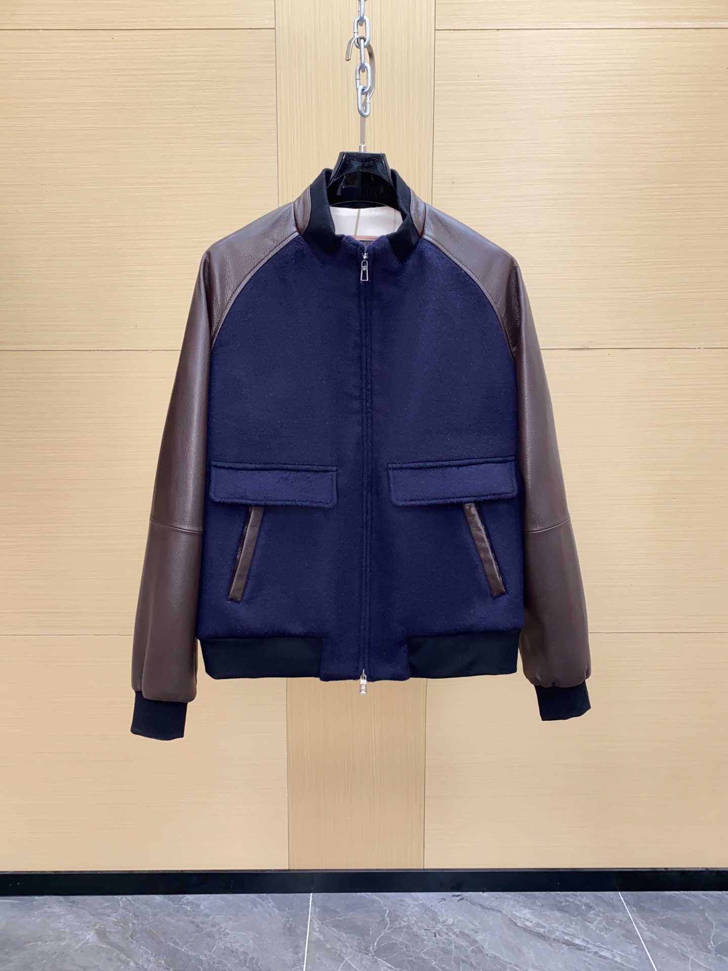 NO:701595,Loro Piana's bomber jacket is made of imported Italian sheepskin imitation deerskin texture + pure cashmere splicing. It has a super fine texture, luxury and practicality. The dark blue + brown color scheme is low-key and textured. It has fisherman's rib knitted inlays + flaps and diagonal pockets, and the details are perfect!  Lined with cashmere, it is soft and comfortable. It is super warm and fashionable to wear in autumn and winter. It can be easily used for daily commuting or light luxury occasions. It is a must-have item for 'old money style'.,,loro piana,espadrilles,jackets & coats,sheepskin,Top Customize119860909Loro Piana这款飞行员夹克,采用意大利进口羊皮仿鹿皮纹工艺+纯羊绒拼接,质感超细腻,奢华又实用.深蓝+棕色配色,低调有质感,渔夫罗纹针织嵌饰+翻盖&斜插口袋,细节满分！内衬山羊绒,柔软舒适,秋冬穿超暖又时髦.日常通勤或轻奢场合都能轻松驾驭,是“老钱风”穿搭必备单品.,,loro piana,espadrilles,jackets & coats,sheepskin,Top Customize1,Men's clothing