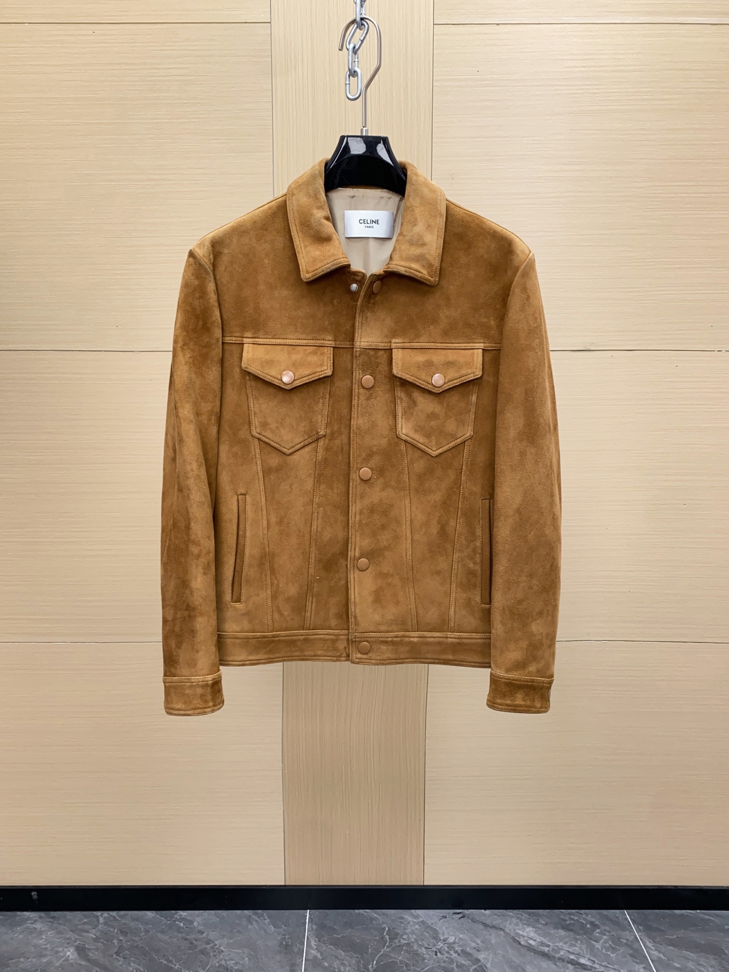 NO:701597,Celine's suede work jacket has a low-key brown texture, a simple and practical style, double front flap pockets + metal buttons, and perfect details. The suede is soft and textured, perfect for autumn and winter, warm and fashionable!  The fit is loose, and it goes well with shirts or T-shirts, and can be used for both commuting and leisure. The earth tones are versatile and can be paired with jeans or overalls to easily get a retro gentleman feel. Sizes 48-56, celine, jeans, jackets & coats, shirts, tees, t-shirt, chamois leather, Top Customize119860909Celine这款麂皮工装夹克,棕色低调质感,简约实用风格,正面双翻盖口袋+金属纽扣,细节满分.麂皮柔软有质感,秋冬穿超适合,保暖又时髦！版型宽松,搭配衬衫或T恤都很OK,通勤休闲都能驾驭.大地色系百搭,配牛仔裤或工装裤,轻松get复古绅士感.尺码48-56,,celine,jeans,jackets & coats,shirts,tees，t-shirt,chamois leather,Top Customize1,Men's clothing