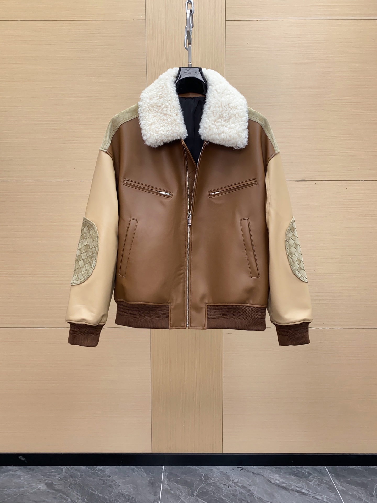 NO:688552,BV's jacket is designed with brown and beige splicing, with a white lamb fur collar, keeping you warm and stylish!  Intrecciato weaving details on the sleeves, perfect texture. Lapel + zipper design, easy to put on and take off, suitable for commuting and leisure in autumn and winter. The inner layer is soft, the outer layer is wear-resistant, and the contrasting colors are classic and trendy. Paired with light-colored wide-leg pants or sweaters, it will directly enhance the atmosphere!  It can be easily used for daily commuting and dating, practical and fashionable. Sizes 48-56,,bottega veneta,hoodie,sweatshirts,jackets & coats,Top Customize119860909BV 这款夹克采用棕色、米色拼接设计,搭配白色羊羔毛领,保暖又有型！袖部Intrecciato编织细节,质感满分.翻领+拉链设计,穿脱方便,秋冬通勤休闲都很适合.内里柔软,外层耐磨,撞色经典又潮流,搭配浅色阔腿裤或卫衣,氛围感直接拉满！日常通勤、约会都能轻松驾驭,实用又时髦.尺码48-56,,bottega veneta,hoodie,sweatshirts,jackets & coats,Top Customize1,Men's clothing