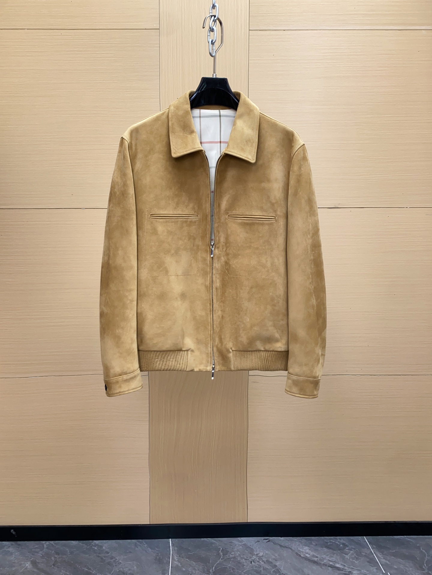 NO:697820,Loro piana's suede jacket is made of light khaki suede material, soft and delicate, and full of retro British style!  The lapel + zipper placket is full of details, and the cuffs and hem are ribbed, keeping you warm and slim-fitting. The double pocket design on the front is practical and stylish. It is very versatile in autumn and winter. It can be easily worn whether commuting or casual outings. It goes well with shirts or sweaters. It is a must-have and practical item in the wardrobe!  Size 48-56,,loro piana,hoodie,sweatshirts,jackets & coats,jackets & coats,shirts,chamois leather,Top Customize119860909Loro piana 这款麂皮绒夹克外套,浅卡其色绒面材质,柔软细腻,复古英伦风满满！翻领+拉链门襟,细节感十足,袖口和下摆罗纹收口,保暖又修身.正面双挖袋设计,实用又有型,秋冬穿搭超百搭,无论通勤还是休闲出街都能轻松驾驭,搭配衬衫或卫衣都很出彩,是衣橱必备实用单品！尺码48-56,,loro piana,hoodie,sweatshirts,jackets & coats,jackets & coats,shirts,chamois leather,Top Customize1,Men's clothing