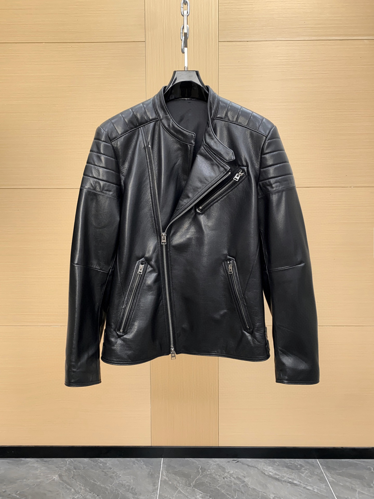 NO:697827,The first exclusive series on the entire network is the heavy-hitting Tom Ford men's leather bomber jacket!  This series is too gentlemanly and has too much sense of taste. It’s heavyweight right after it’s put on the shelves. Original genuine leather, authentic lambskin. Just look at the texture of the leather. This kind of good product can be sold at shopping mall counters. It can easily be sold in shopping malls for tens of thousands. Genuine development. You will know what the real thing is when you get it!  The goods are not made by looking at the pictures on the market. The main material is lamb leather. It is developed from the original version. Even if there is an early bird version in the market later, there are many details that are not noticeable. The focus is genuine leather and grain leather. Heavy!  Heavy!  The raw material is real leather, and the texture and texture of the upper body instantly show the quality of tens of thousands of originals. You can weigh the weight of the whole non-PU imitation leather dress in your hands. You can tell the real leather and fake leather at a glance. You are so confident!  Don't give it away for free!  ,,tom ford,jackets & coats,sheepskin,Top Customize119860909全网独有系列 头款即重磅 Tom Ford 汤姆 福特 男士皮质飞行员夹克 ！ 这个系列太绅士 品味感太足  上架即重磅 原版真皮 正品小羊皮 直接看皮料质地,这种好货,商场专柜,随随便便卖商场轻松上万  正品开发 你们拿到就知道什么叫真货！ 非市面看图做货 ,主料小羊皮革 原版开发 后边就算有市场早鸟版本也有很多细节都入不了眼 重点真皮粒面革 重磅！重！原物料真皮一分一毫 纹理质感 上身即刻展现大几万原版档次 ,非PU仿皮整件衣服的份量感你们拿到手掂量 真皮假皮实物一看便知 、就是这么有底气！ 不正白送！,,tom ford,jackets & coats,sheepskin,Top Customize1,Men's clothing