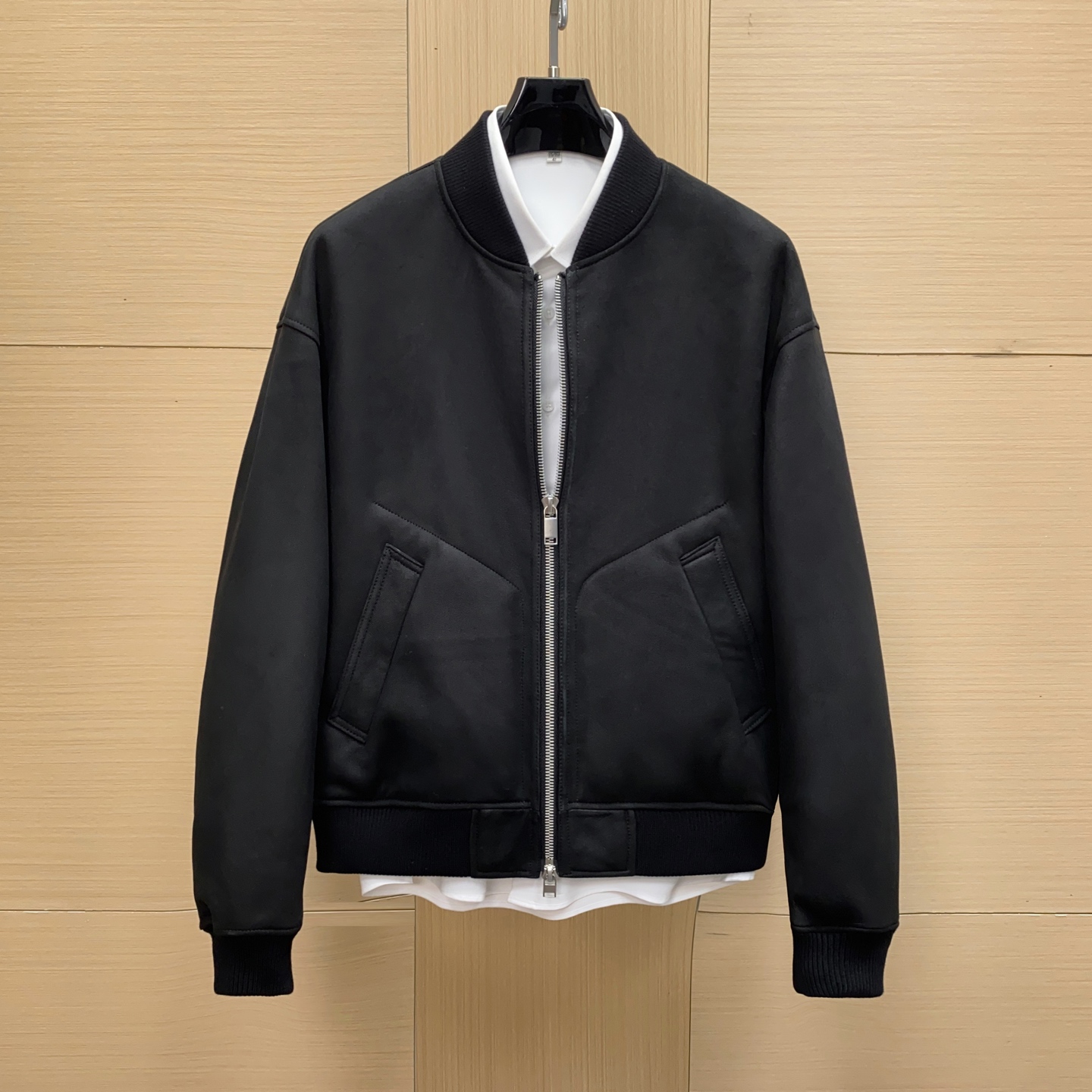 NO:675152,Dior men's black flying fur all-in-one baseball collar jacket, classic Bomber design, high-quality imported original ecological sheepskin, soft and durable!  Zipper opening and closing, simple and neat, ribbed cuffs and hem, warm and fit. The black color is versatile and can be easily used for commuting and leisure. It is very suitable for autumn and winter. It is worn by fashion bloggers and business leaders. It is practical and stylish, and it is a must-have item in the wardrobe!  Size 48-58,,dior,jackets & coats,sheepskin,Top Customize119860909迪奥男士黑色飞行皮毛一体棒球领夹克,经典Bomber设计,优质进口原生态羊皮毛一体,柔软又耐用！拉链开合,简约利落,袖口和下摆罗纹收口,保暖又贴合.黑色百搭,通勤休闲都能轻松驾驭,秋冬季节超适合.时尚博主和商界大佬都在穿,实用又有型,是衣橱必备单品！尺码48-58,,dior,jackets & coats,sheepskin,Top Customize1,Men's clothing