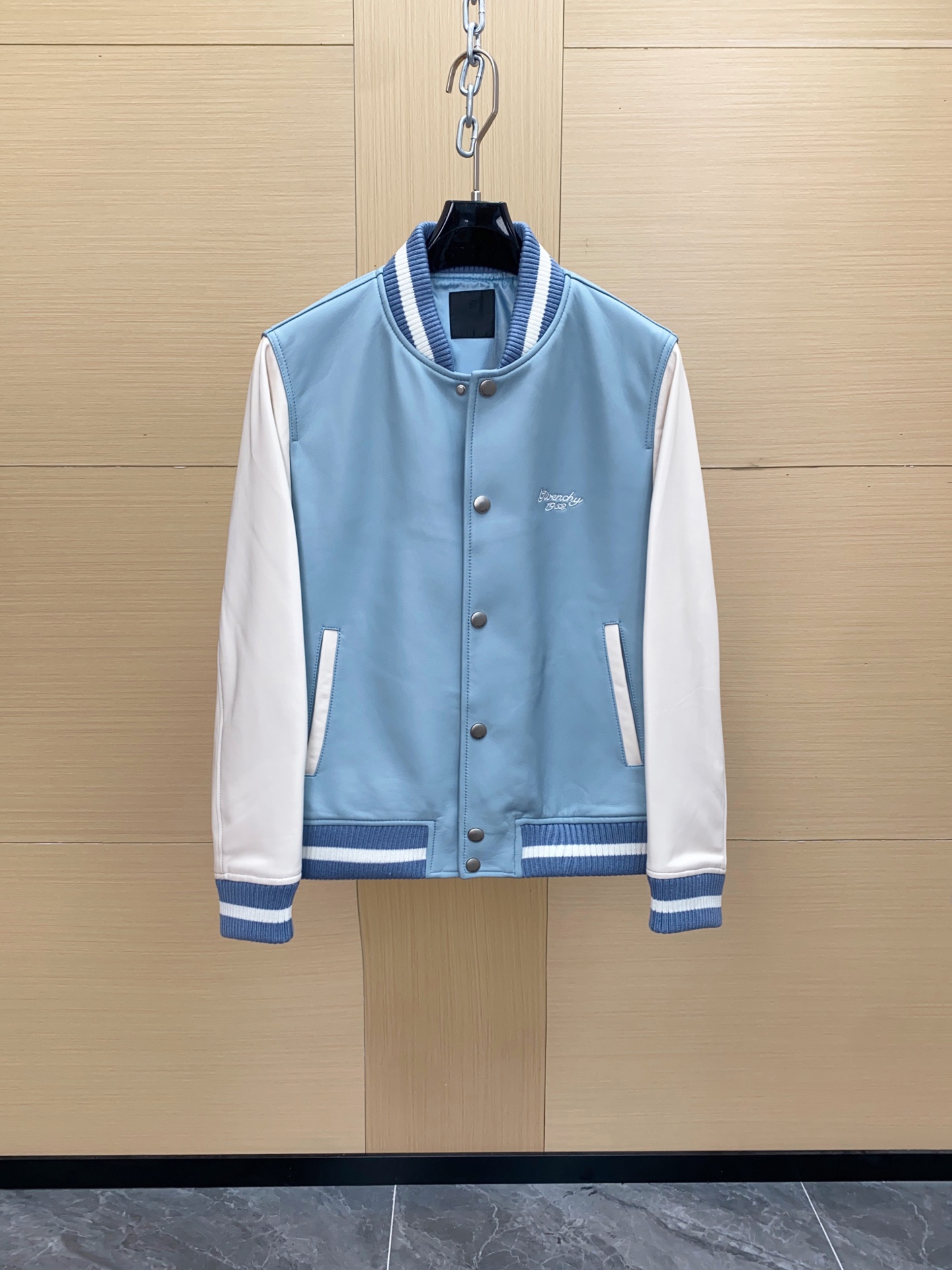 NO:701601,Givenchy 1969 series baseball jacket, light blue sheep leather + white stitching, simple and sporty!  The 'Givenchy 1969' embroidery on the left chest is very recognizable, and the metal buttons are embellished with details. The loose fit is perfect for daily casual or street wear. Pair it with jeans and sneakers to easily get a fashionable look!  Size 48-56,,givenchy,givenchy,sneakers,jeans,jackets & coats,sheepskin,Top Customize119860909Givenchy 纪梵希1969系列棒球夹克,浅蓝色羊皮革+白色拼接,简约又有运动感！左胸“Givenchy 1969”刺绣超有辨识度,金属纽扣点缀细节感满满.宽松版型,日常休闲或街头穿搭都很出彩,搭配牛仔裤、运动鞋,轻松get时髦造型！ 尺码48-56,,givenchy,givenchy,sneakers,jeans,jackets & coats,sheepskin,Top Customize1,Men's clothing