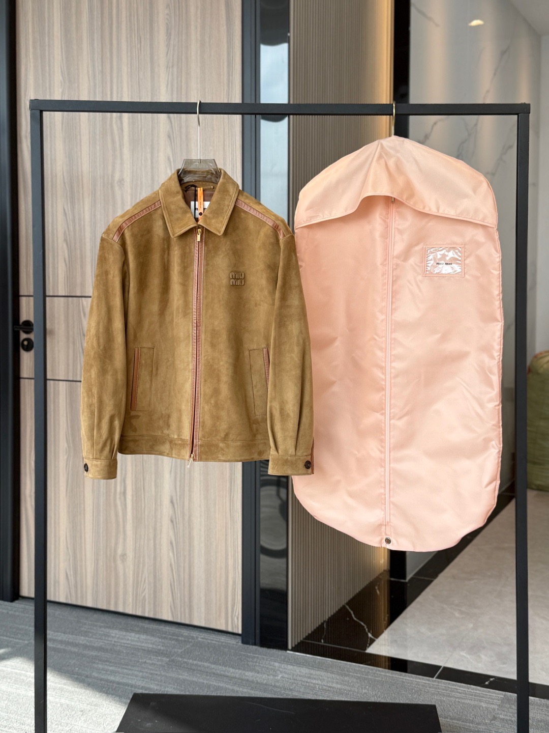 NO:701626,Ready for sale!  25 suede jackets of the same style as Liu Haocun｜A luxurious collision of lambskin + calfskin, the dyeing process is so cruel that 'if the color is wrong, it will be scrapped.' Our products are never made up of 'ordinary leather'. This new season's Miu Miu directly plays with the softness of lambskin and the crispness of calfskin!  The suede of the entire jacket is made of lambskin. The matte texture we made is a 'high-end velvet feeling' that imitation leather can never imitate; the spliced ​​topstitched edges and pocket trims are all calfskin, which has a slight texture, forming a 'soft and rusty' contrast with the suede of the lambskin. The body has the charm of a sweet girl, but also hides the edge of a cool girl. This caramel brown is not casually adjusted!  Professional colorists keep an eye on the scene, and if the color is wrong, it will be scrapped!  ——From the dye formula to the dyeing time, every step is stuck to the extreme. As long as there is a slight deviation between the color and the original product, the entire batch of leather will be incorrect and will be directly scrapped!  What this kind of 'hard work' brings is the jacket you get. The color is completely different from that of the counter. It has the unique warm luster of suede in the sun, and you can tell it is a 'serious luxury color' at a glance. The logo is all lambskin, and the curvature of each letter and the density of the stitches are in line with the original. It feels like leather, but a closer look shows the exquisite suede; the calfskin splicing parts have no errors in the open stitching.  , heavy-duty craftsmanship, the connection between the two leather materials is smooth and docile, no matter how you move it, there will be no 'cheap splicing wrinkles'. Put it on, and you will understand Miu's 'Sweet and Cool Leather Jacket Philosophy'  Liu Haocun's version of the same style has just the right balance between the 'laziness of oversize' and the 'sassyness of a leather jacket'. Whether it is worn with a short skirt for a 'lower-layered style' or with jeans for a 'retro biker feel', this one can bring out the sweet and cool genes on your body. The key is this leather, this custom dyeing, this splicing. After wearing it for three to five years, the texture will only get better and better - this is the confidence to 'buy one for N years' of a pinpin jacket!  Anyone who knows the industry knows that 'craftsmanship is king' in leather goods. From the leather to the dyeing to the splicing, every part of this product says 'I am the real grade'. Get it now and you will be the fashionista on the street who has the 'sweet, cool and luxurious' on your body!  ,,miumiu,versace,skirts,jeans,jackets & coats,jackets & coats,cowhide,sheepskin,chamois leather,Top Customize119860909现货发售！ 25款刘浩存同款绒面革夹克｜小羊皮+小牛皮的奢级碰撞,定染工艺狠到“色不对就报废” 我们做货从来不是“普通皮革”的将就 新一季谬谬这款直接把小羊皮的柔糯和小牛皮的挺括玩出了花！ 整件外套的绒面革是小羊皮做麂皮工艺,我们做的磨砂质感,是仿皮料永远模仿不来的“高级绒感”； 拼接的明线包边、口袋饰条全是小牛皮,自带微微的肌理感,和小羊皮的绒面形成“一柔一飒”的对比,穿上身既有甜妹的娇俏,又藏着酷姐的锋芒. 这焦糖棕可不是随便调的！专业调色师盯场,色不对就报废！——从染料配方到染色时长,每一步都卡到极致,只要颜色和正品有一丝偏差,整批皮料就不对版 ,造成直接报废！这种“狠活”带来的就是你拿到手的夹克,颜色和专柜0差,在阳光下泛着绒面革特有的温润光泽,一眼就知道是“正经奢品色”. 徽标都是小羊皮,每一个字母的弧度、针脚的密度都和正品对标 ,摸上去是皮革的质感,细看是绒面的精致； 小牛皮拼接的部位,明线没有误差 ,重工工艺,两种皮料的衔接处平整服帖,穿上身不管怎么动,都不会有“廉价拼接的褶皱感”. 穿上它,你就懂Miu的“甜酷皮夹克哲学” 刘浩存同款的版型,把“oversize的慵懒”和“皮夹克的飒气”平衡得刚刚好.不管是配短裙走“下衣失踪风”,还是搭牛仔裤玩“复古机车感”,这一件就能把甜酷基因穿在身上.关键是这皮料、这定染、这拼接,穿个三五年,质感只会越养越高级——这才是奢品夹克“买一件管N年”的底气！ 懂行的都知道,皮件从来是“工艺为王”,这款从皮料到定染再到拼接,每一处都在说“我是真品级 ” 现在入手,你就是街上把“甜酷奢感”焊在身上的时髦精！,,miumiu,versace,skirts,jeans,jackets & coats,jackets & coats,cowhide,sheepskin,chamois leather,Top Customize1,Men's clothing