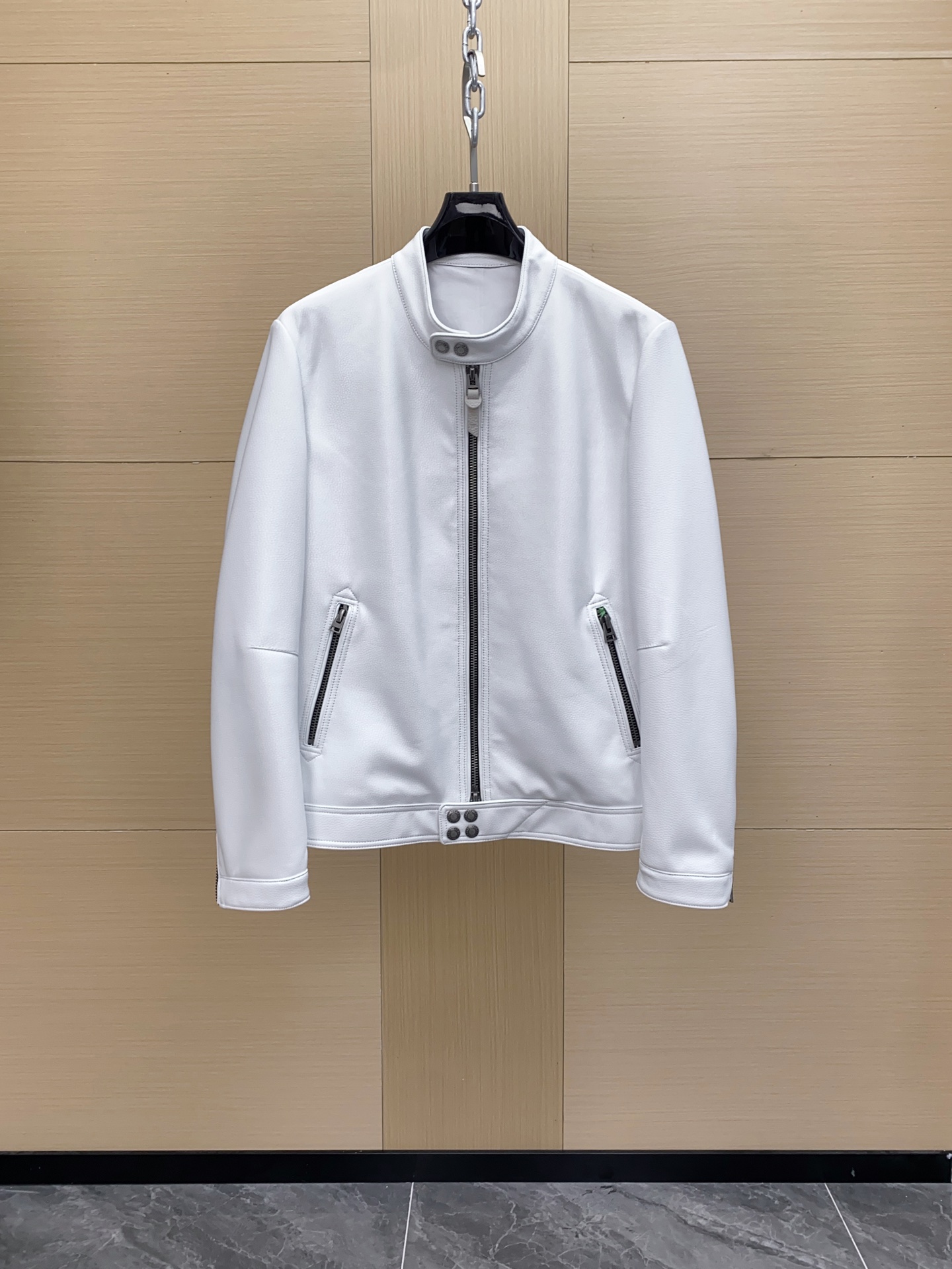 NO:701558,TOMFORD white cow leather stand collar bomber jacket, classic pilot style + metal zipper + snap button details, simple and practical!  The fabric is made of high-count and high-density twill, which is waterproof and durable, comfortable to wear and easy to care for. The cuffs and hem are designed with snap buttons and perfect details. It is very suitable for spring and autumn. It can be easily used for daily outings or light sports. The white color is versatile and can be worn casually with jeans and casual pants. It is very stylish, and you can easily get a simple and high-end feeling!  Size 48-56,,tom ford,jeans,jackets & coats,jackets & coats,cowhide,Top Customize119860909TOMFORD 白色牛皮立领飞行员夹克外套,经典飞行员版型+金属拉链+按扣细节,简约又实用！面料高支高密斜纹,防滴耐穿,穿着舒适易打理.袖口和下摆按扣设计,细节满分,春秋季节超适合,日常出街或轻运动都能轻松驾驭.白色百搭,随手搭牛仔裤、休闲裤都很有型,轻松get简约高级感！尺码48-56,,tom ford,jeans,jackets & coats,jackets & coats,cowhide,Top Customize1,Men's clothing