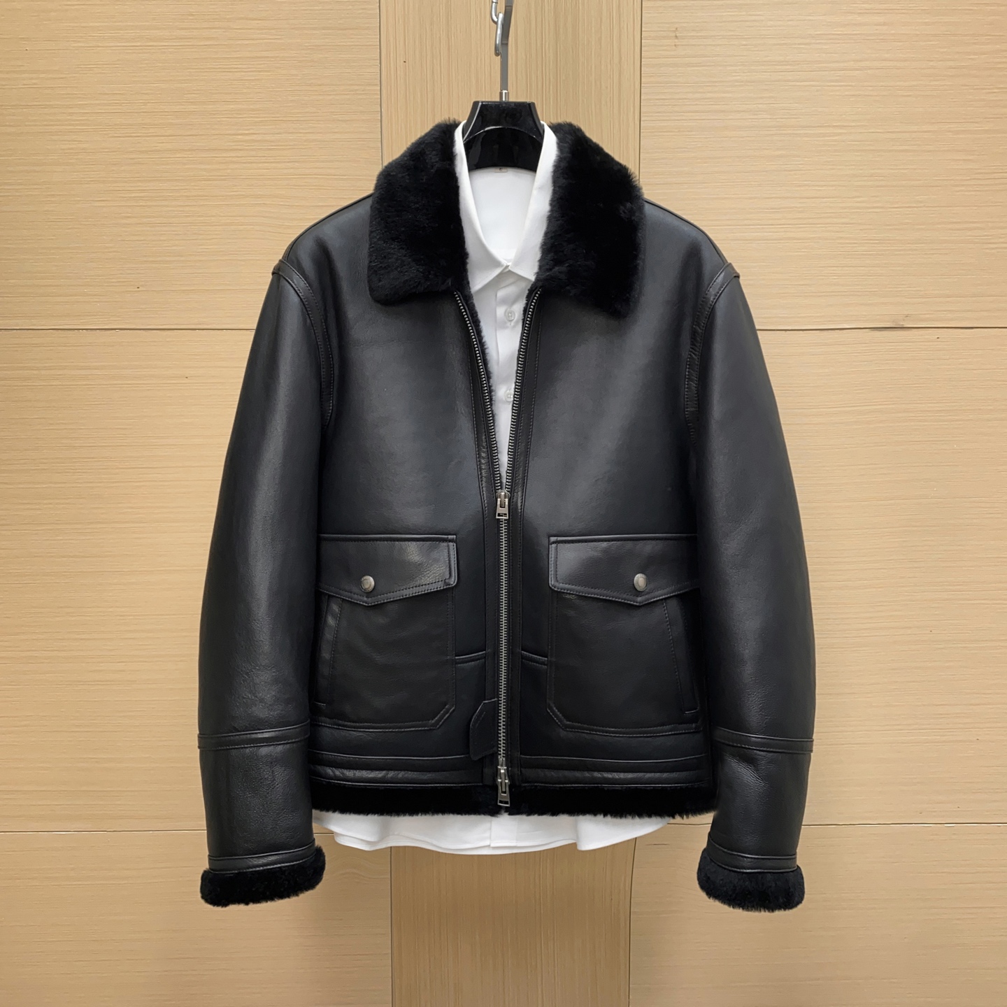 NO:675158,Tom Ford's fur all-in-one jacket is made of black cowhide + lambskin lining, and the texture is super high-end!  Short motorcycle style, lapel + symmetrical pockets, metal zipper and button details, tough and warm. It is super stylish in autumn and winter, and can be easily worn in the workplace or on the street. Pair it with jeans or casual pants for a fashionable look!  Size 48-56,,tom ford,jeans,jackets & coats,cowhide,sheepskin,Top Customize119860909Tom Ford这款皮毛一体夹克,黑色牛皮+羔羊皮内衬,质感超高级！短款机车风,翻领+对称口袋,金属拉链和纽扣细节,硬朗又保暖.秋冬穿超有型,职场or街头都能轻松驾驭,搭配牛仔裤或休闲裤,时髦感拉满！尺码48-56,,tom ford,jeans,jackets & coats,cowhide,sheepskin,Top Customize1,Men's clothing