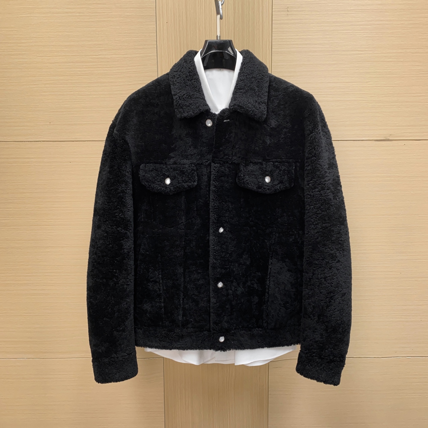 NO:675155,LV 2025 spring men's workwear series fur-integrated lambswool jacket, soft lambswool material, warm and comfortable!  Classic denim jacket style, lapels + metal buttons + symmetrical pockets, perfect details. A fusion of college style and motorcycle style, it is suitable for daily wear or light sports, a must-have in autumn and winter!  Pair it with a white shirt or T-shirt to easily create a casual and high-end feel and highlight your individual taste. Sizes 48-56, Louis Vuitton, jackets & coats, shirts, tees, t-shirt, Top Customize19860909LV 2025春季男装工装系列皮毛一体羊羔毛夹克,柔软羊羔毛材质,保暖又舒适！经典牛仔夹克版型,翻领+金属纽扣+对称口袋,细节满分.学院风和机车风融合,日常穿搭或轻运动都很适合,秋冬季节必备！搭配白衬衫或T恤,轻松打造休闲高级感,彰显个性品味.尺码48-56,,louis vuitton,jackets & coats,shirts,tees，t-shirt,Top Customize1,Men's clothing