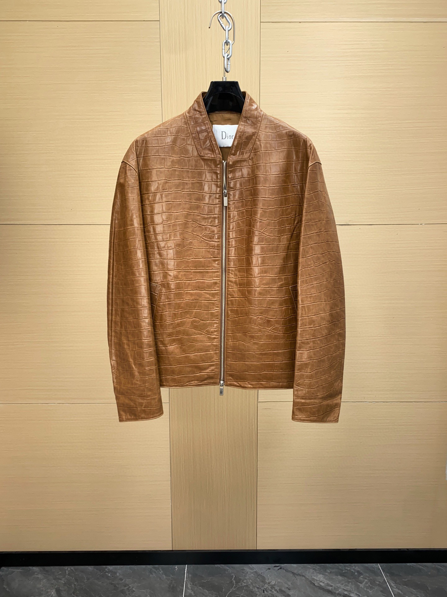 NO:701623,DIOR Dior's new men's sheepskin jacket for autumn and winter 2025 reshapes autumn and winter style. On the fashion stage, Dior has always been the trend leader. In autumn and winter 2025, Dior's new men's sheepskin jacket makes a shocking debut, bringing the ultimate experience to men who pursue quality and style.  The jacket is made of imported brown sheepskin. Its unique color is deep and full of charm, like an elegant poem that has accumulated over time, highlighting the mature and stable temperament of men. This high-quality sheepskin not only looks charming, but also feels soft and delicate. Every time you touch it, you can feel the luxurious texture brought by the top material, and it has good breathability and wear resistance, ensuring that it is comfortable to wear in various occasions.  The design of embossed crocodile pattern all over the body is the finishing touch. The crocodile pattern symbolizes strength and wildness, injecting unique fashion tension into the jacket, making the wearer stand out from the crowd. Every texture is carefully pressed, delicate and clear, showing a lifelike three-dimensional effect, interpreting Dior's persistent pursuit of craftsmanship.  The short version is a precise grasp of modern fashion. It breaks the traditional constraints and cleverly optimizes the proportions of the body. Even men with an average figure can instantly have a tall and straight posture when wearing it, showing a neat and capable temperament. Whether it is worn with a simple white T and jeans for casual daily life, or worn with a shirt and trousers for a business event, it can be perfectly adapted and easily manage various occasions. The new products of the season have arrived in the store, and we sincerely invite you to come to the store to try it on and experience the unique charm of Dior's 2025 autumn and winter new men's sheepskin jacket.  Size 48-56,,dior,dior,jeans,jackets & coats,shirts,sheepskin,Top Customize119860909DIOR 迪奥2025秋冬新款男士羊皮夹克,重塑秋冬型格  在时尚的舞台上,迪奥始终是潮流的引领者.2025秋冬,迪奥全新男士羊皮夹克震撼登场,为追求品质与风格的男士们带来极致体验.  夹克精选进口咖啡色羊皮,其独特的色泽深沉而富有韵味,如同沉淀岁月的优雅诗篇,彰显男士成熟稳重的气质.这种优质羊皮不仅外观迷人,触感更是柔软细腻,每一次触摸都能感受到顶级材质带来的奢华质感,且具备良好的透气性与耐磨性,确保在各种场合穿着都舒适自在.  全身压鳄鱼纹的设计,堪称点睛之笔.鳄鱼纹象征着力量与野性,为夹克注入独特的时尚张力,让穿着者在人群中脱颖而出.每一处纹理都经过精心压制,细腻而清晰,呈现出栩栩如生的立体效果,诠释着迪奥对工艺的执着追求.  短装版型则是对现代时尚的精准把握.它打破传统束缚,巧妙地优化身材比例,即使身材普通的男士,穿上也能瞬间拥有挺拔身姿,彰显利落干练的气质.无论是搭配简约白T与牛仔裤的休闲日常,还是内搭衬衫搭配西裤出席商务活动,都能完美适配,轻松驾驭各种场合.  当季新品已经到店,诚邀各位到店试穿体验,感受迪奥2025秋冬新款男士羊皮夹克的独特魅力. 码数48-56,,dior,dior,jeans,jackets & coats,shirts,sheepskin,Top Customize1,Men's clothing
