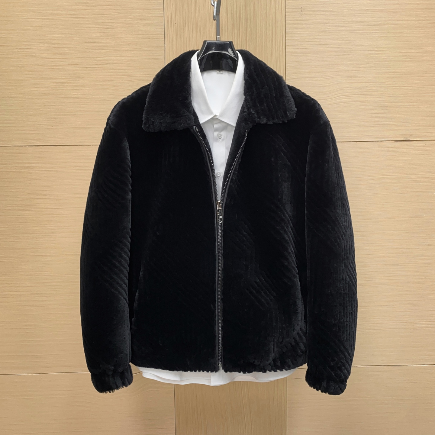 NO:675163,Ready for sale!  Fendi's fur-integrated sheep shearling jacket is made of original ecological fur-integrated material + FF jacquard design. It is soft and warm, and is perfect for winter!  The zipper closure makes it easy to put on and take off, and the lapel design enhances comfort and fashion. The sheep shearling material is light and warm, making it easy to carry on commuting or traveling. The same style from Lee Min Ho is very popular in the fashion circle. It goes well with shirts or sweaters, and can hold a simple or luxurious style!  Size 48-56,,fendi,jackets & coats,jackets & coats,shirts,Top Customize119860909现货发售！Fendi这款皮毛一体羊剪毛夹克外套,原生态皮毛一体材质+FF提花设计,质感柔软又保暖,冬天穿超合适！拉链开合,穿脱方便,翻领设计提升舒适度和时尚感.羊剪毛材质轻盈又暖和,通勤或旅行都能轻松驾驭.李敏镐同款,时尚圈热度up,搭配衬衫或针织衫都很出彩,简约or奢华风都能hold住！尺码48-56,,fendi,jackets & coats,jackets & coats,shirts,Top Customize1,Men's clothing